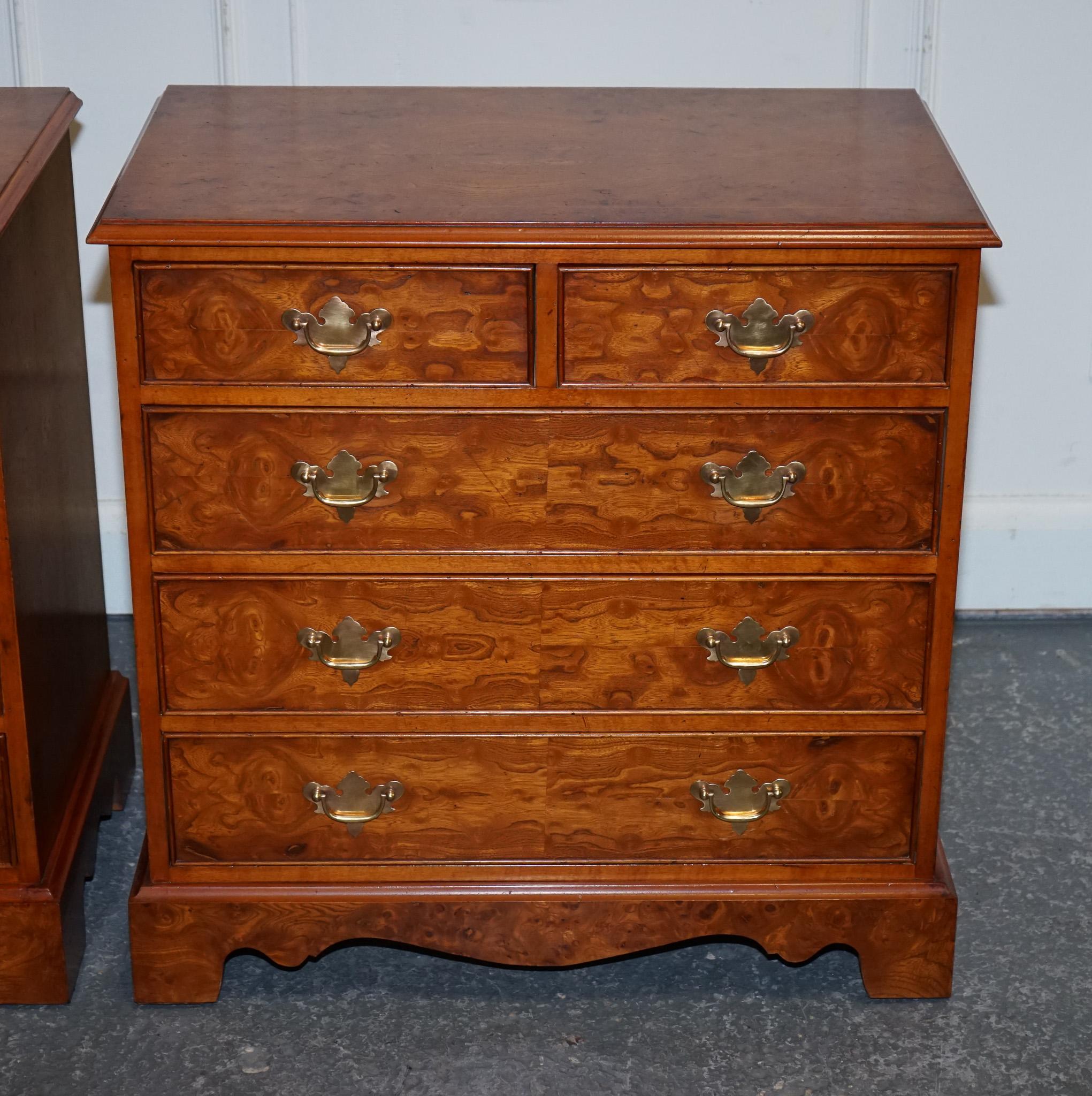 MATCHING PAIR OF ELEGANT LiGHT BURR ELM CHEST OF DRAWERS COMMODE BRASS HANDLES In Good Condition For Sale In Pulborough, GB
