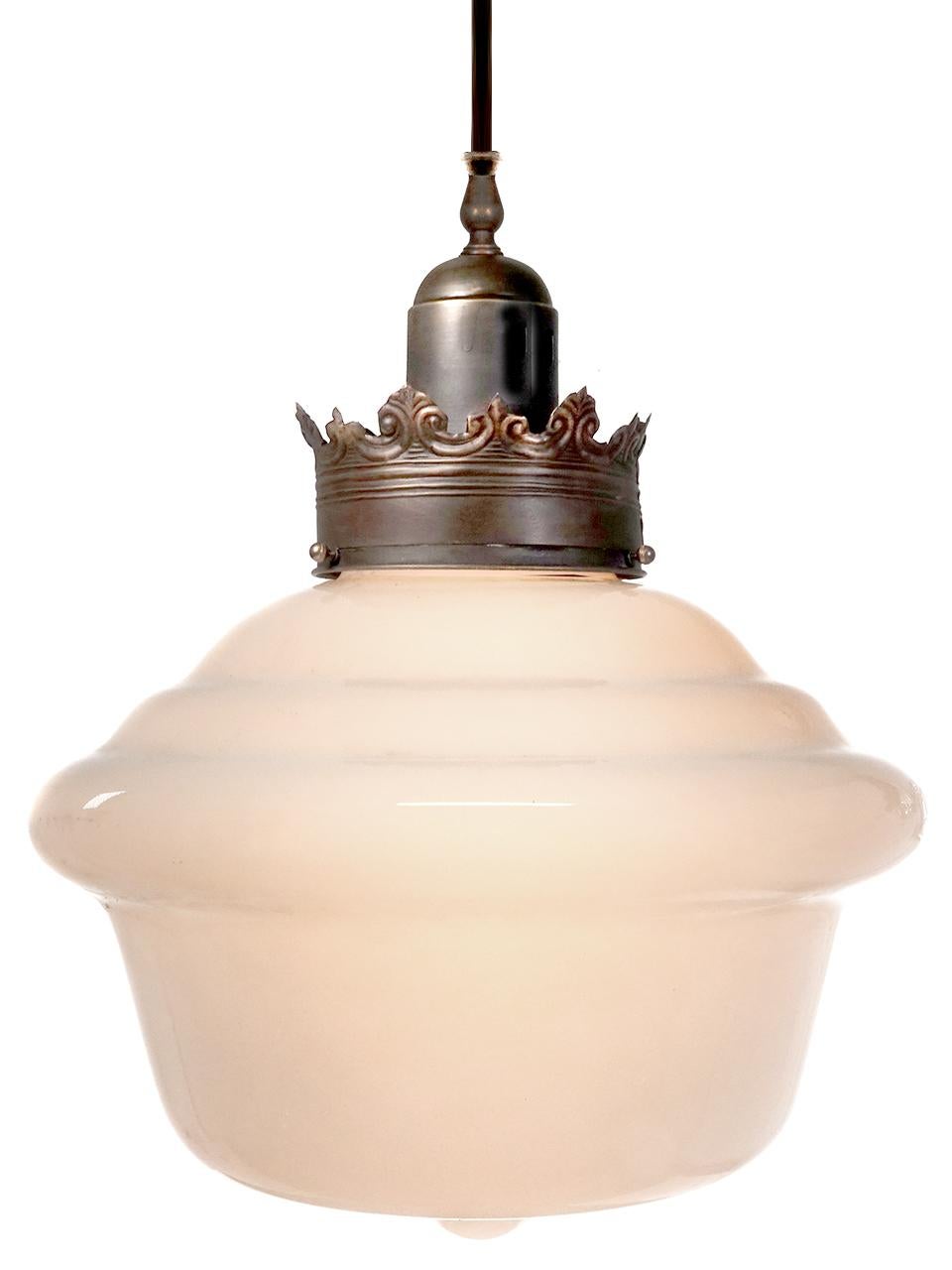 Nous pensons qu'il s'agit des plus grandes lampes d'école qui ont été fabriquées. Le diamètre est de 16 pouces et nous avons une paire assortie. Ce style est considéré comme la quintessence de la lampe industrielle. Si vous avez fréquenté une