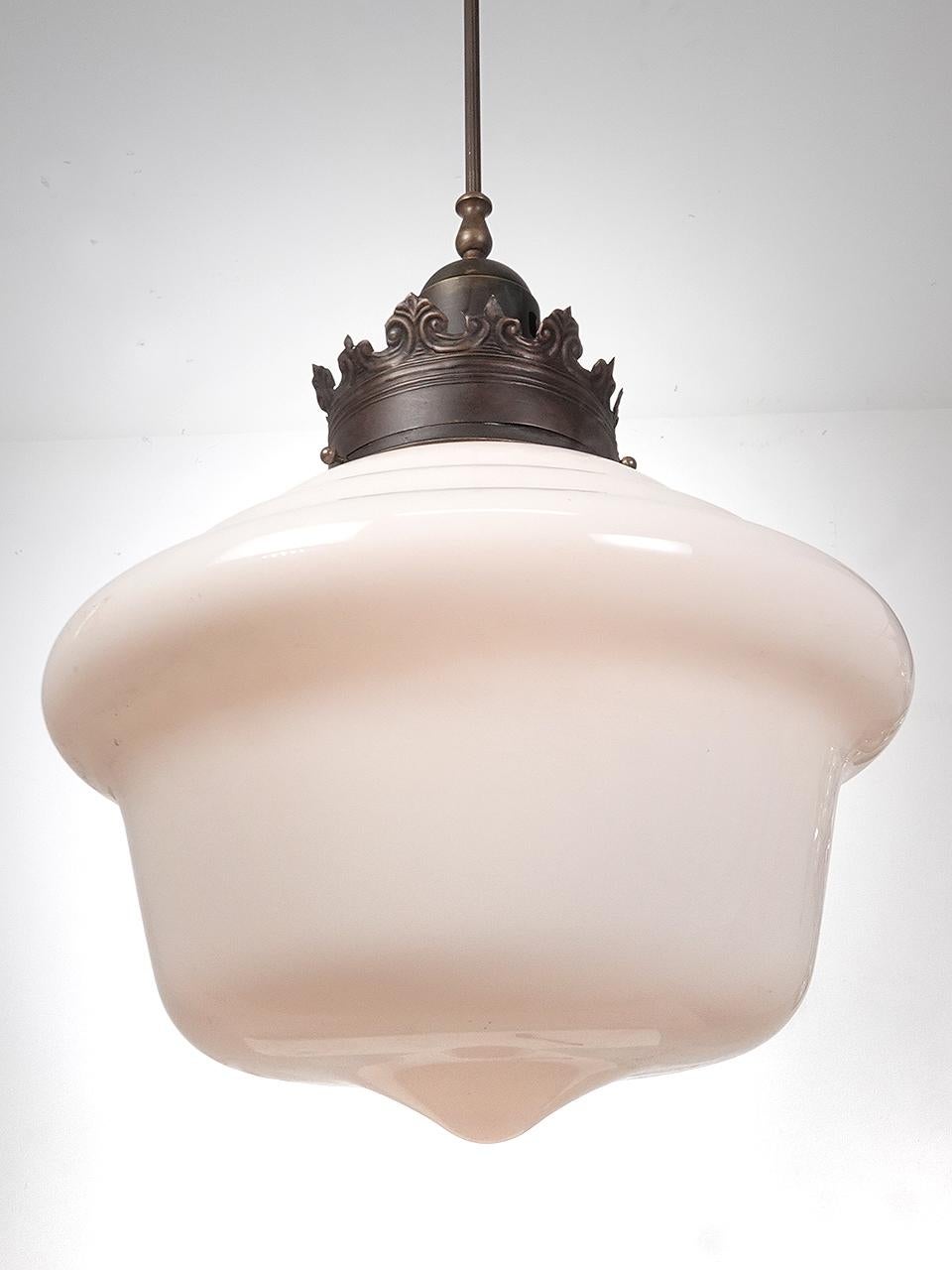 Industriel Paire assortie de pendentifs Schoolhouse en verre au lait de très grande taille en vente
