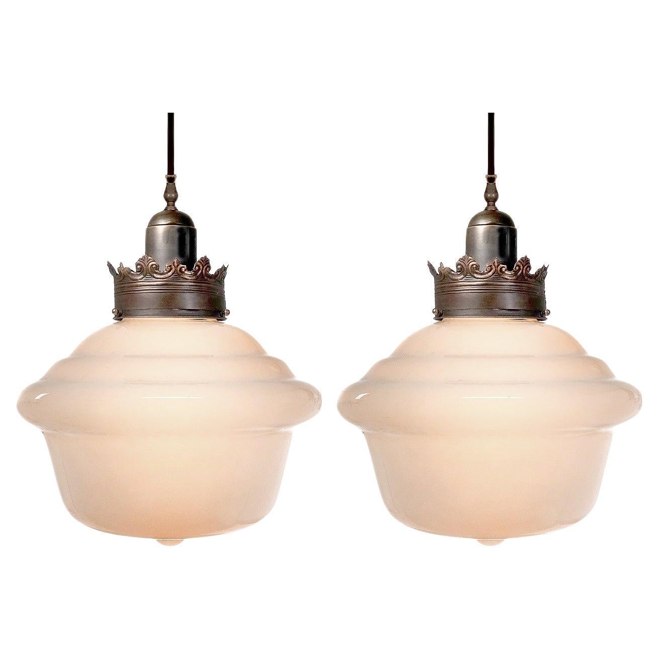 Paire assortie de pendentifs Schoolhouse en verre au lait de très grande taille en vente
