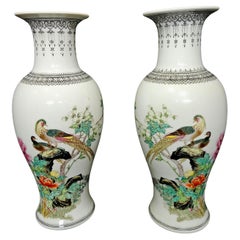 Passendes Paar chinesischer Famille Rose-Porzellanvasen der Famille Rose-Periode, signiert