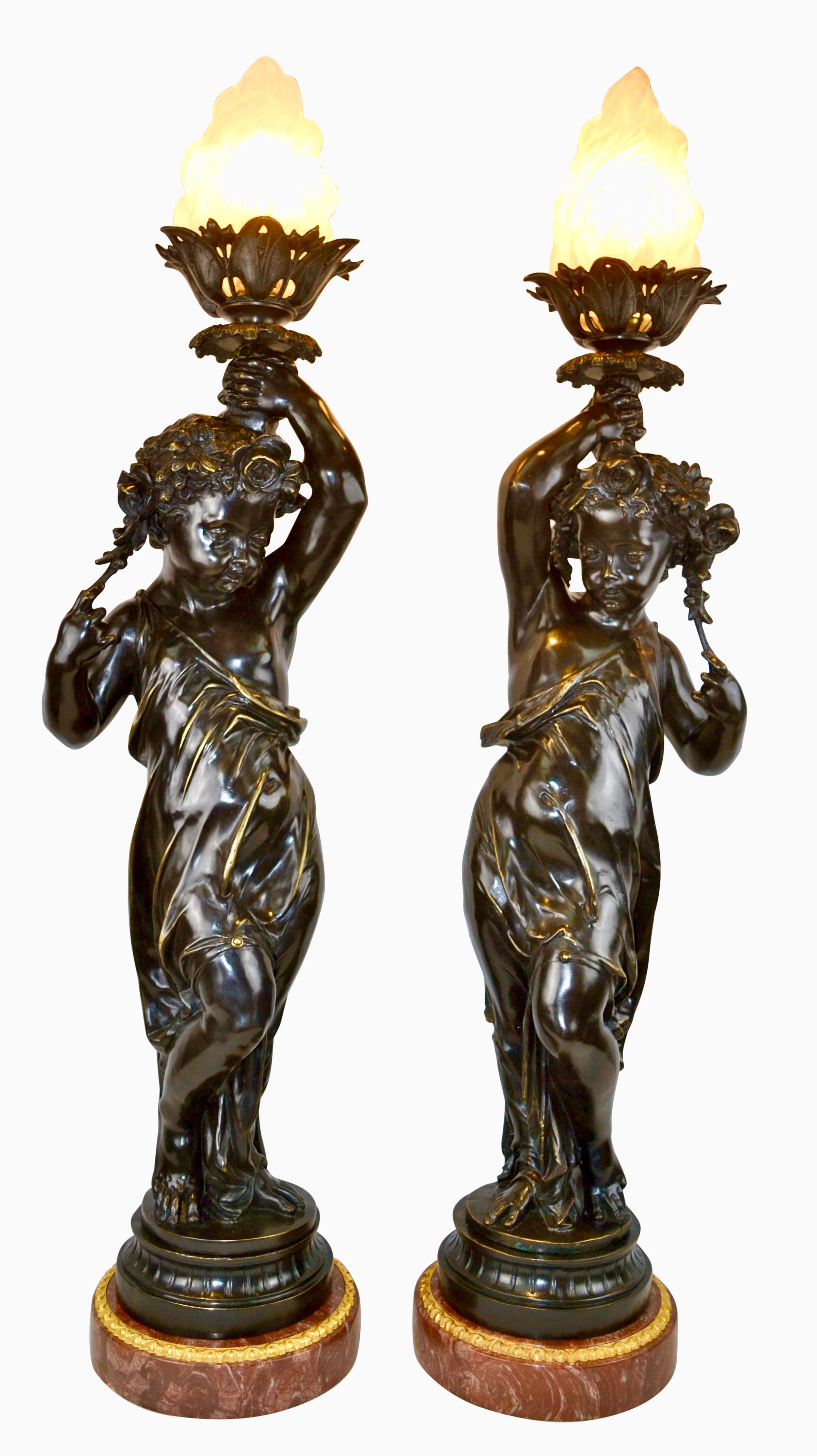 Napoléon III Paire de torchères à flamme figuratives en bronze patiné d'après Clodion en vente