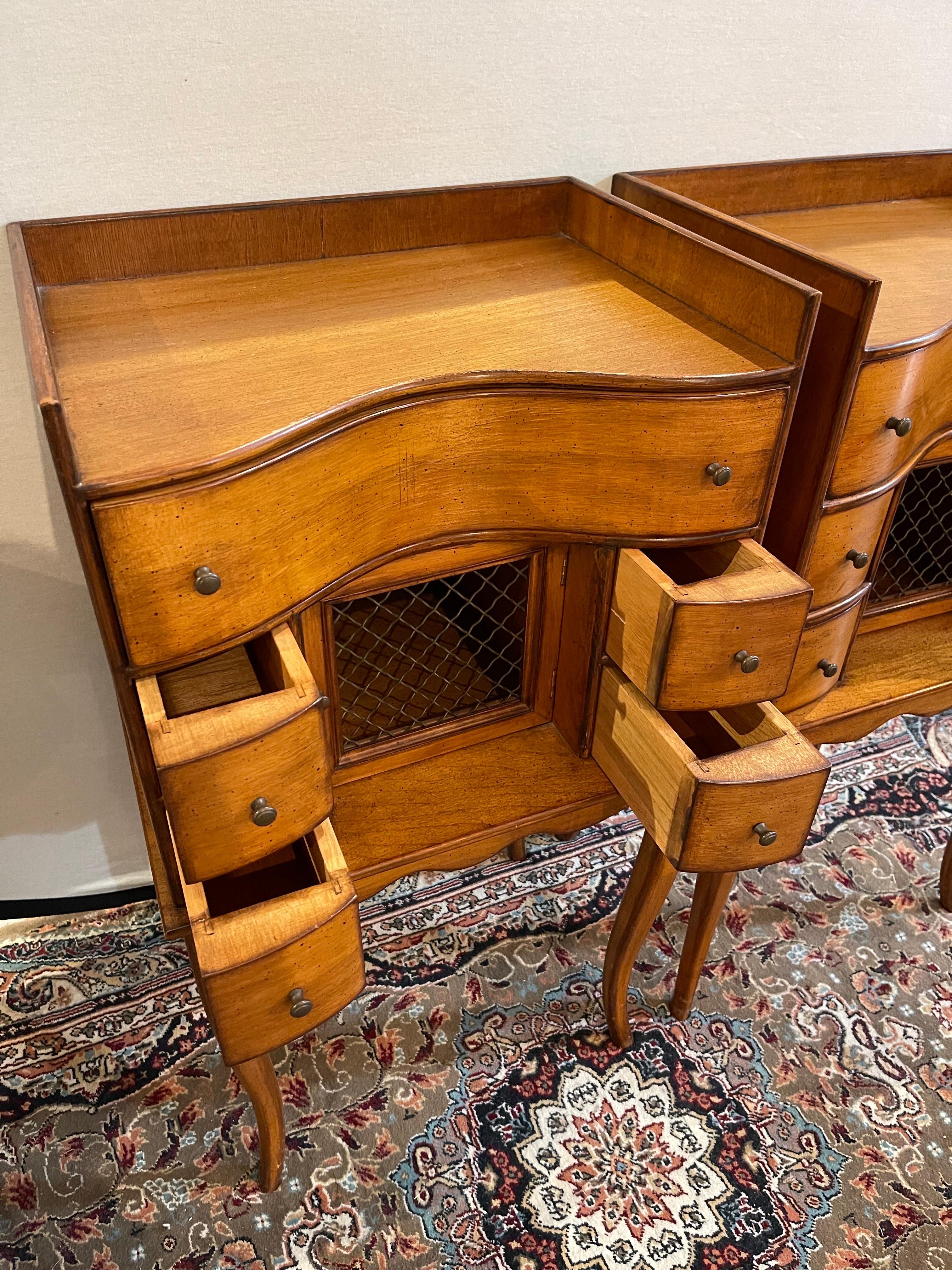 20ième siècle Paire de tables de nuit à tiroirs multiples assorties Tables d'appoint en vente