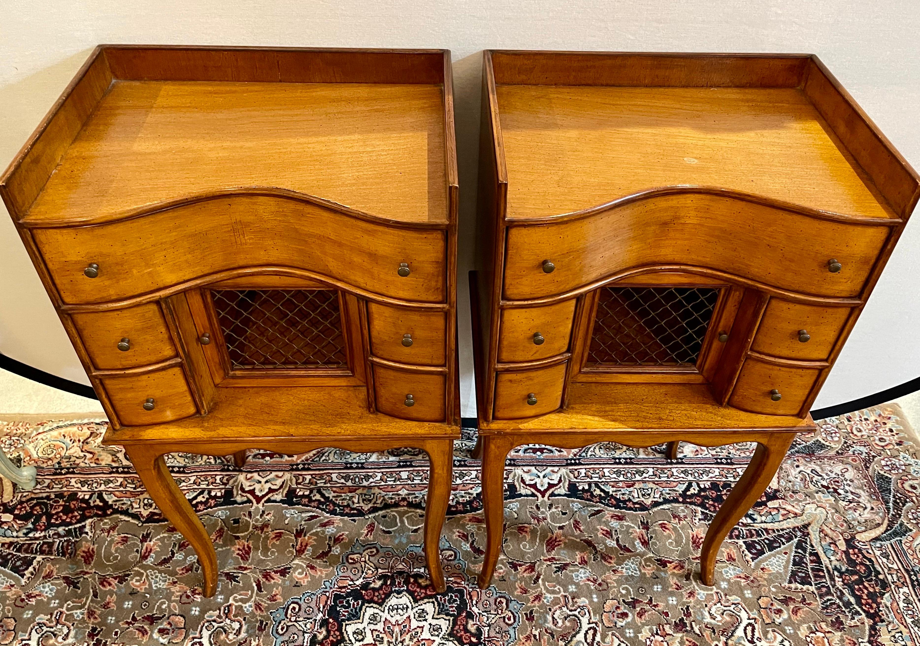 Paire de tables de nuit à tiroirs multiples assorties Tables d'appoint en vente 1