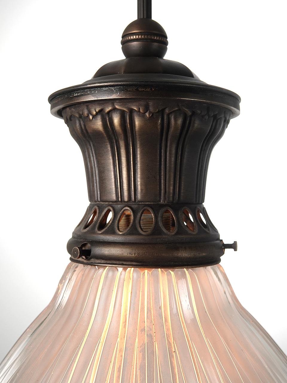20ième siècle Paire assortie de lampes prismatiques Welsbach à cloche dépolie en vente