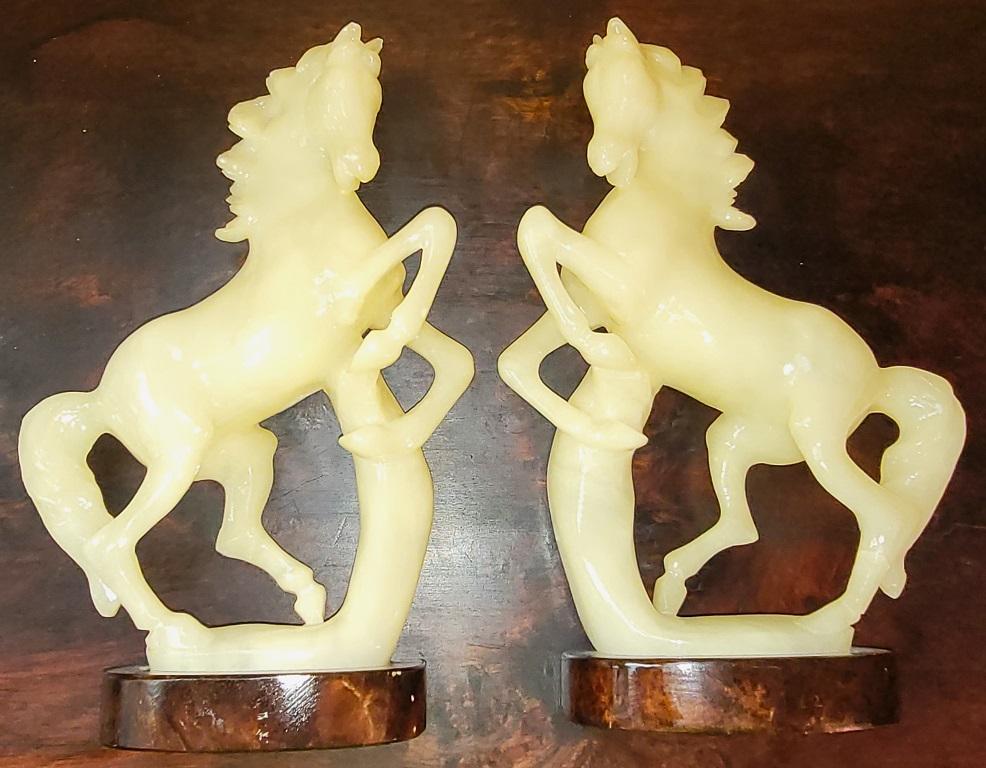Paire de chevaux en albâtre italien sculptés à la main en vente 7