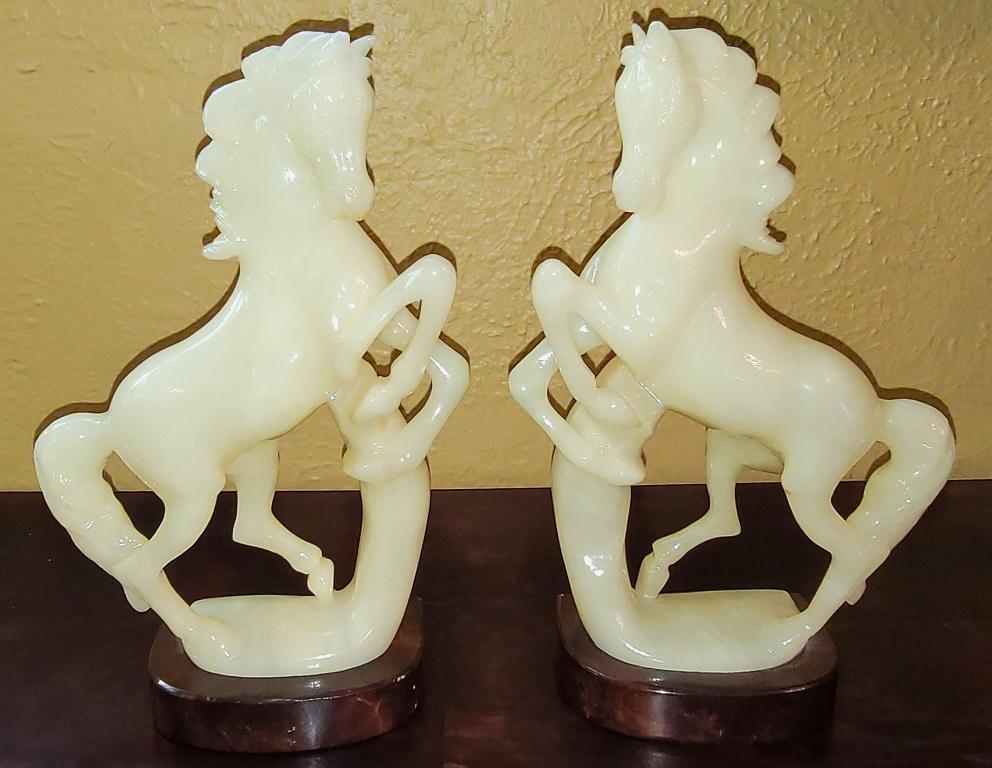 Voici une jolie paire de chevaux en albâtre italien sculptés à la main.

Milieu du XXe siècle, vers 1960.

Paire de chevaux sculptés à la main, ressemblant à des étalons lipizzans, sur une base en résine de faux bois.

Chaque sculpture fait