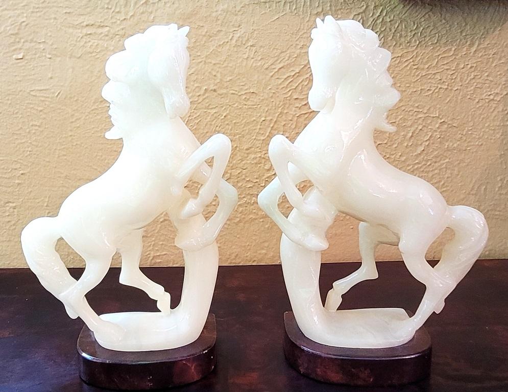 Romain classique Paire de chevaux en albâtre italien sculptés à la main en vente