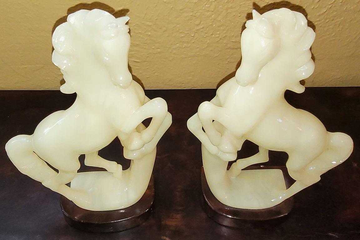 Paire de chevaux en albâtre italien sculptés à la main Bon état - En vente à Dallas, TX