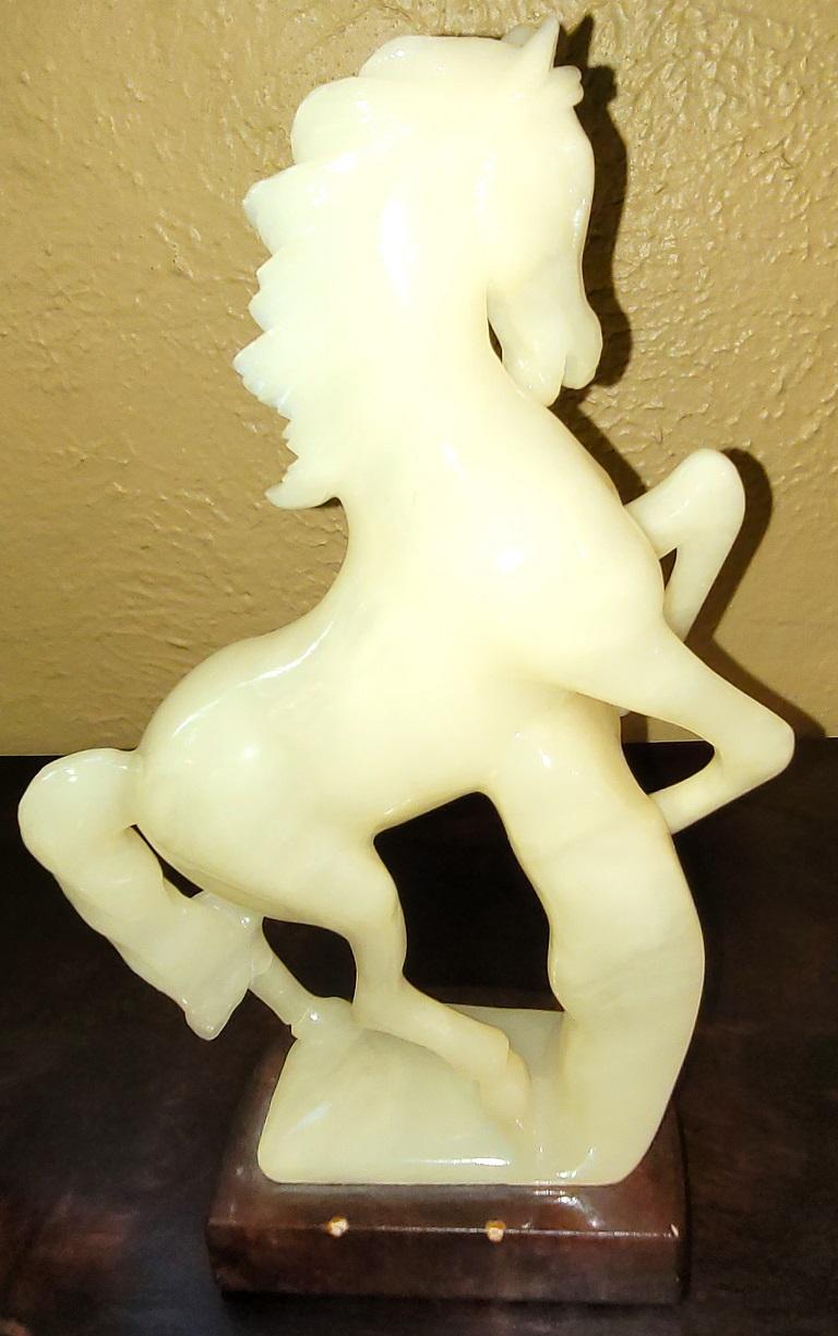 Albâtre Paire de chevaux en albâtre italien sculptés à la main en vente