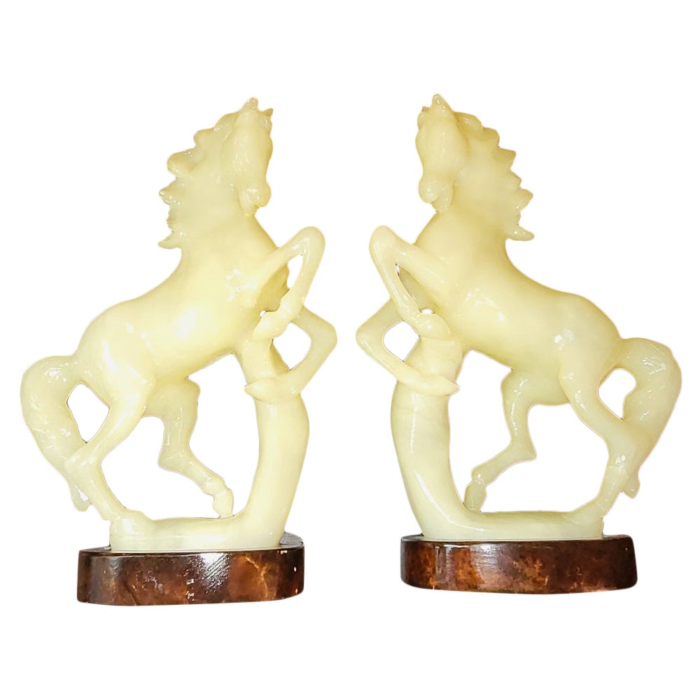 Paire de chevaux en albâtre italien sculptés à la main