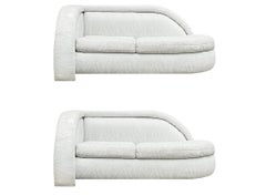 Paire de Love Seats ou Chaise Lounge Hollywood Regency assortis en blanc