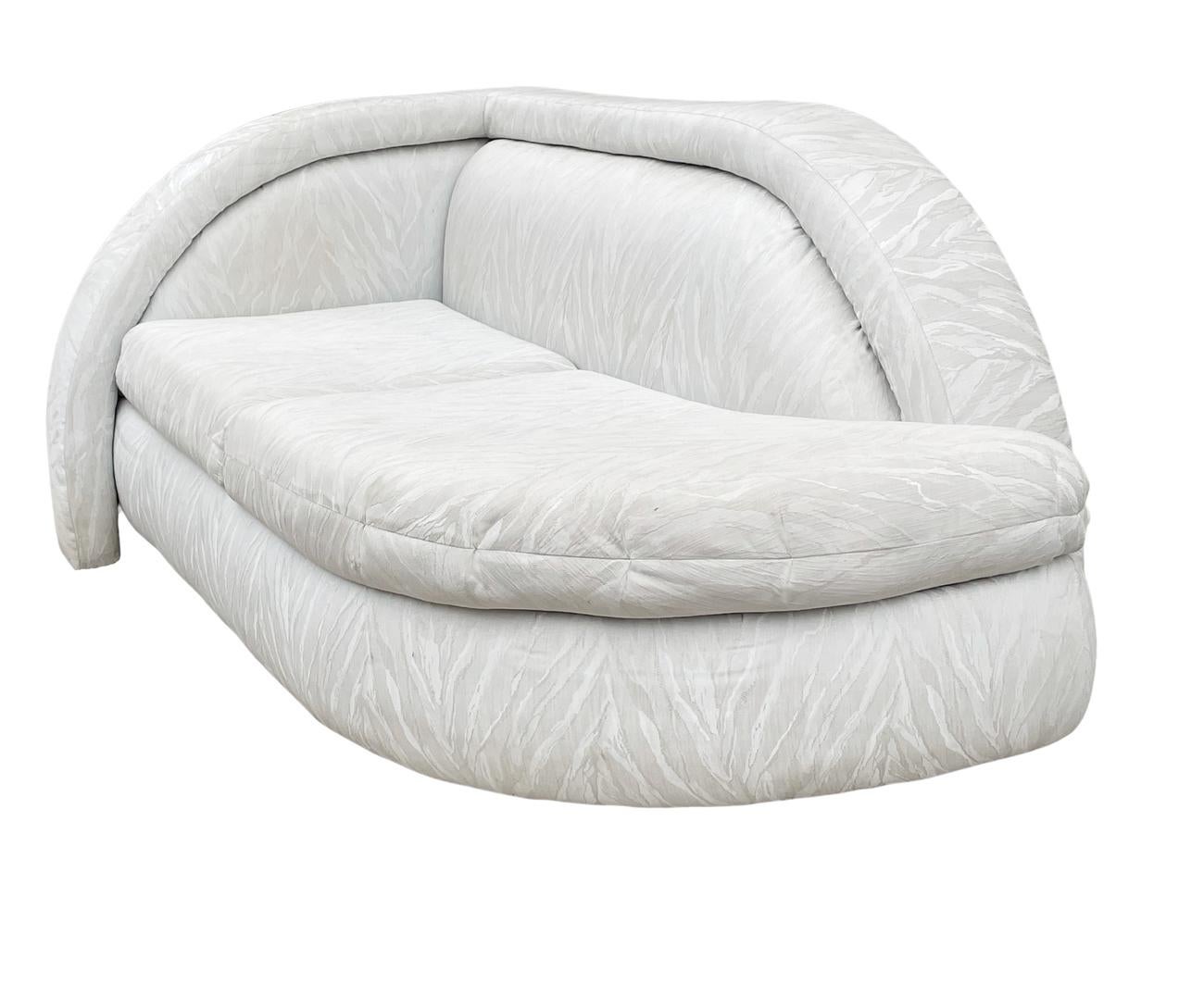Fine XX secolo Coppia di poltrone o chaise longue Hollywood Regency abbinate in bianco in vendita