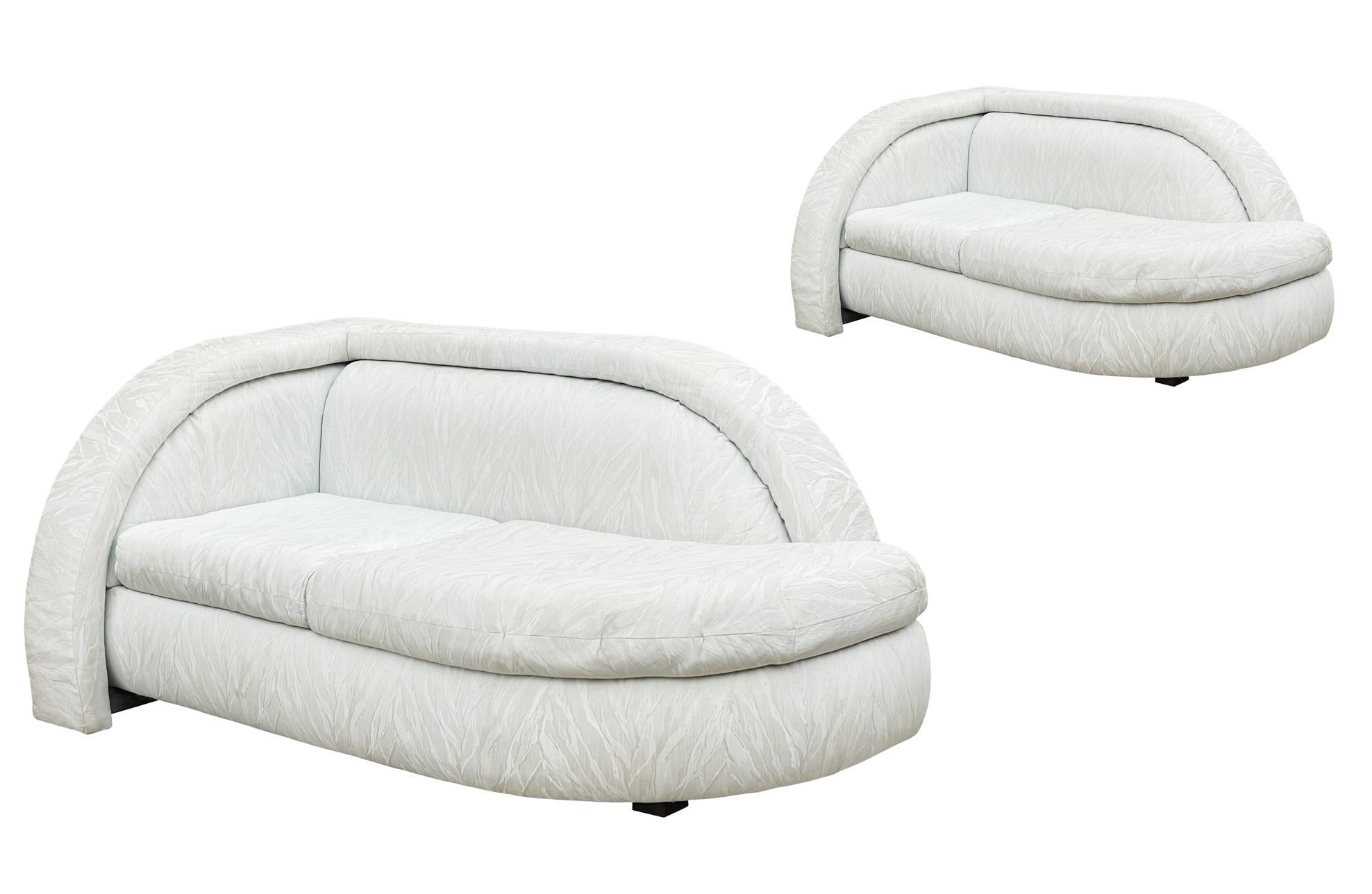 Tessuto Coppia di poltrone o chaise longue Hollywood Regency abbinate in bianco in vendita