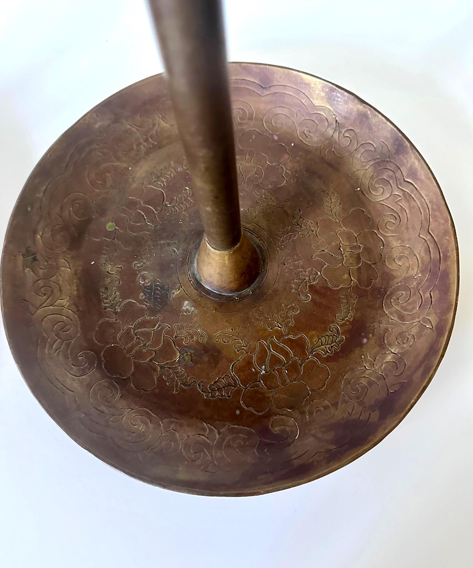 Coppia di candelabri coreani in ottone con scudi e tabacchiere Joseon in vendita 3