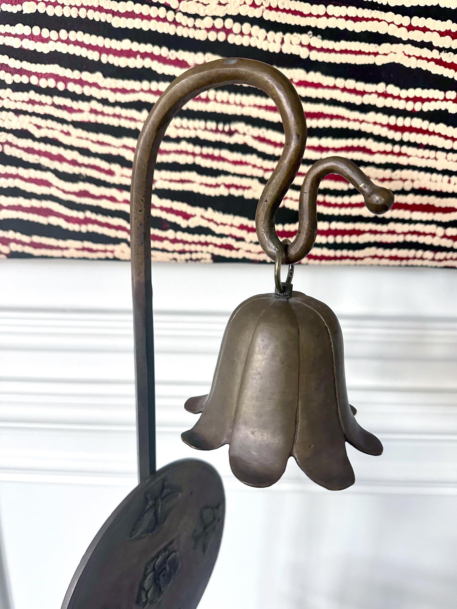 Coppia di candelabri coreani in ottone con scudi e tabacchiere Joseon in vendita 4