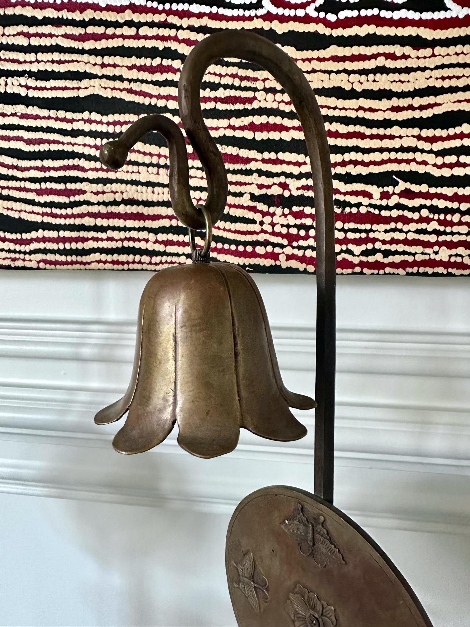 Coppia di candelabri coreani in ottone con scudi e tabacchiere Joseon in vendita 5