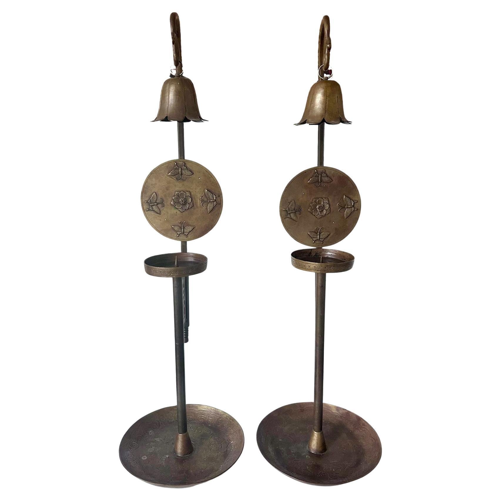 Altro Coppia di candelabri coreani in ottone con scudi e tabacchiere Joseon in vendita