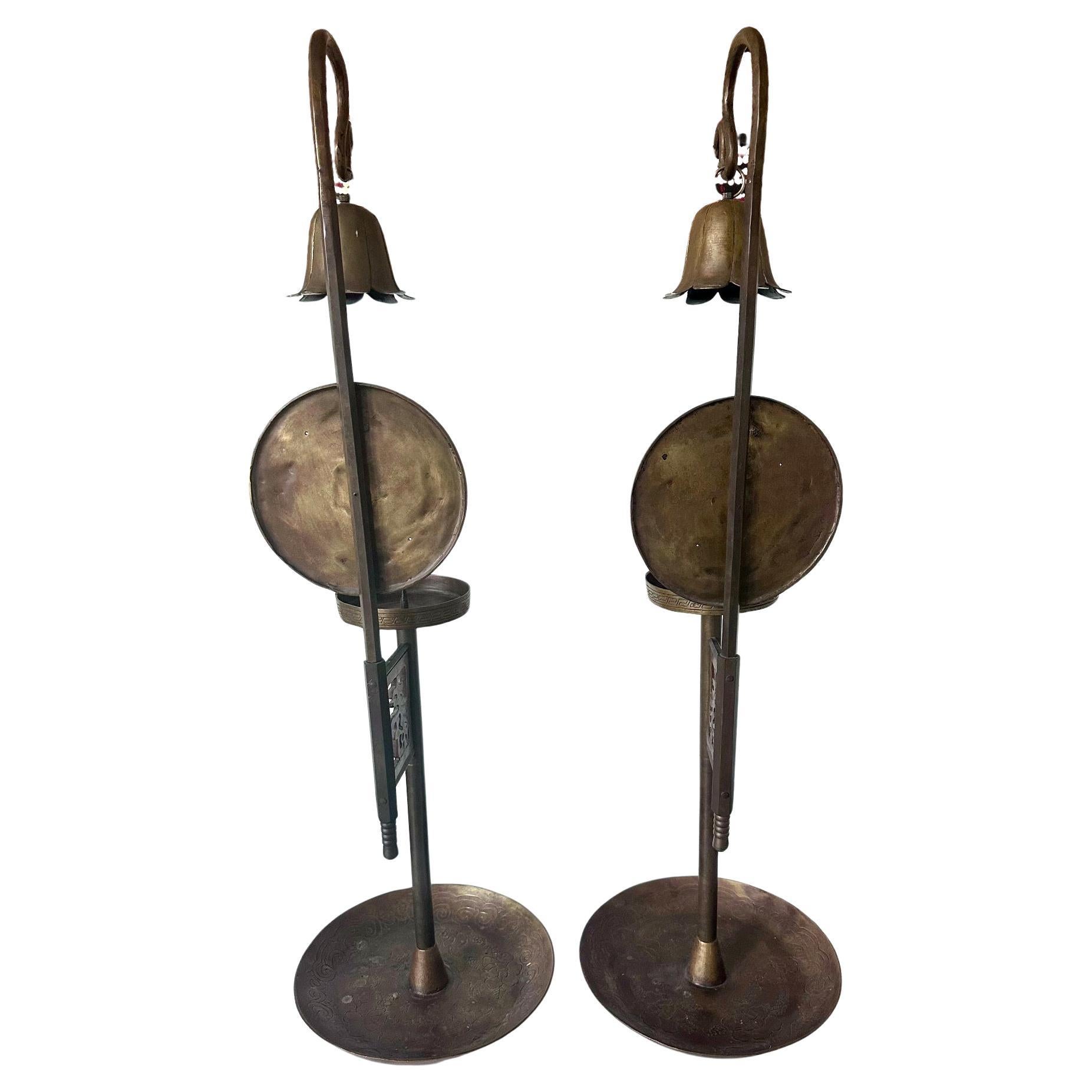 Coreano Coppia di candelabri coreani in ottone con scudi e tabacchiere Joseon in vendita