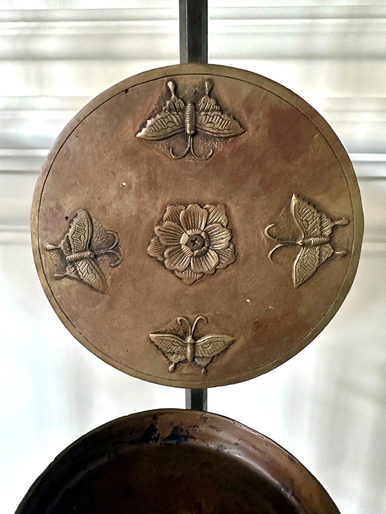 Coppia di candelabri coreani in ottone con scudi e tabacchiere Joseon In condizioni buone in vendita a Atlanta, GA