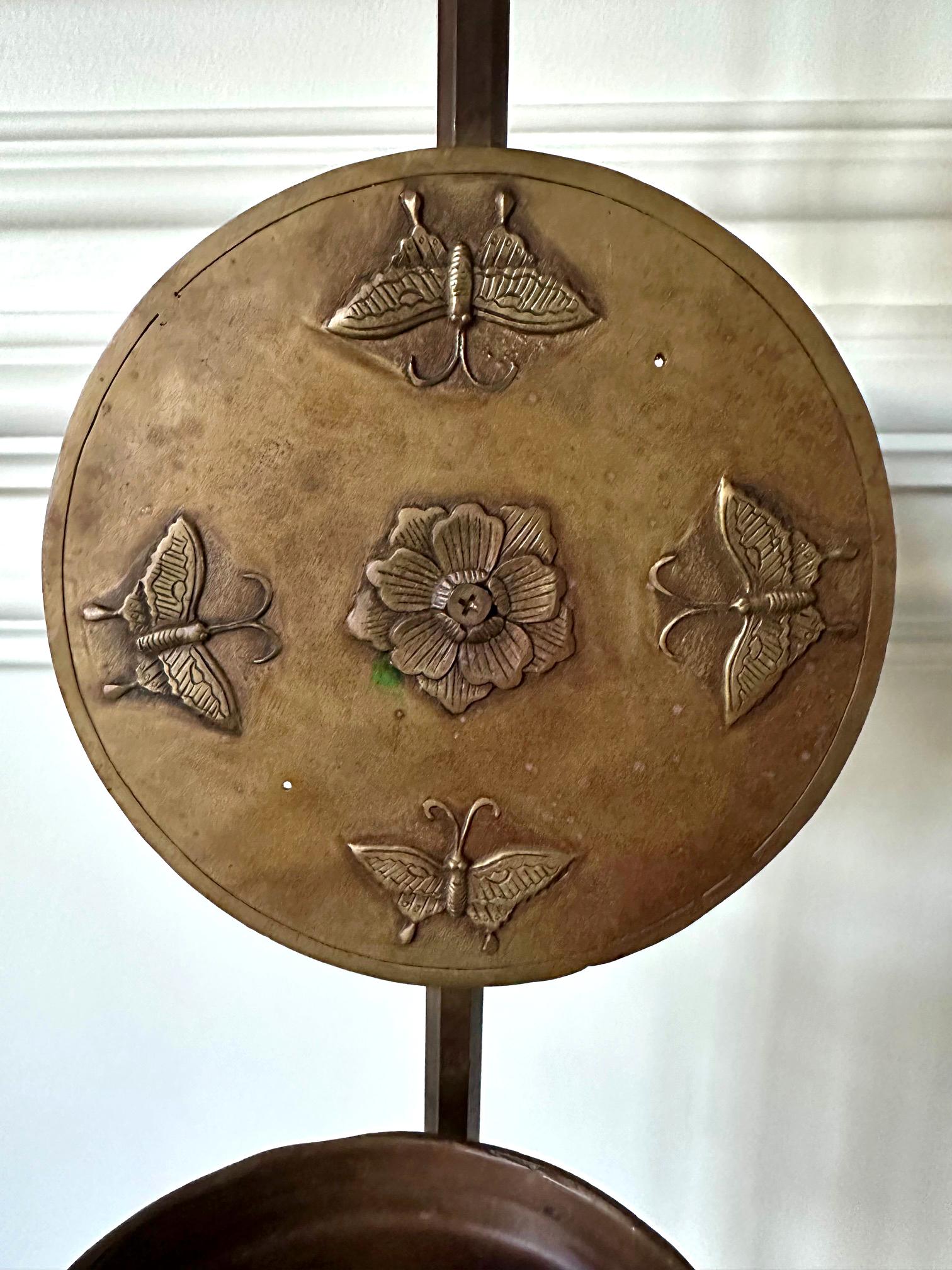 Inizio XX secolo Coppia di candelabri coreani in ottone con scudi e tabacchiere Joseon in vendita