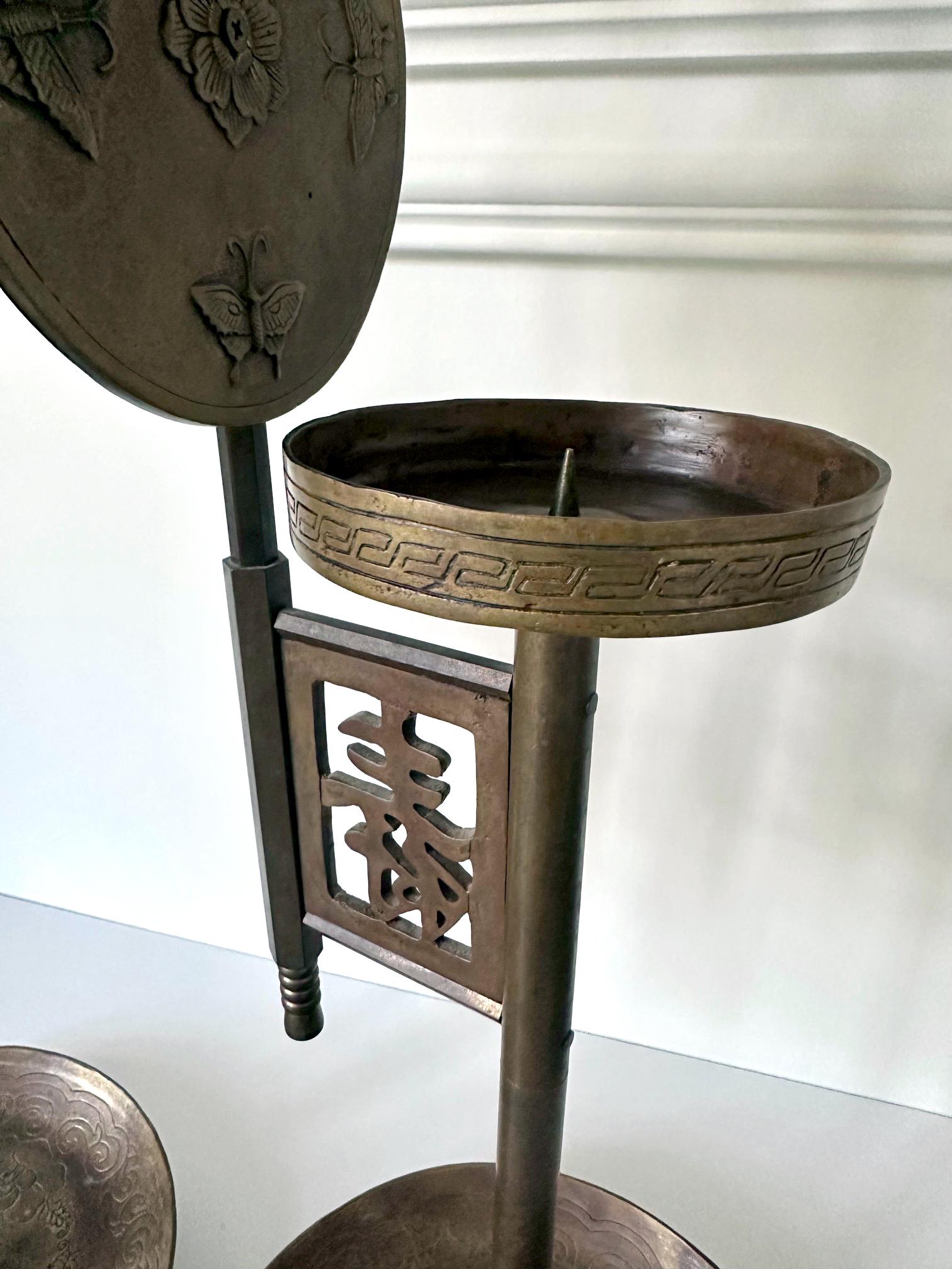 Ottone Coppia di candelabri coreani in ottone con scudi e tabacchiere Joseon in vendita