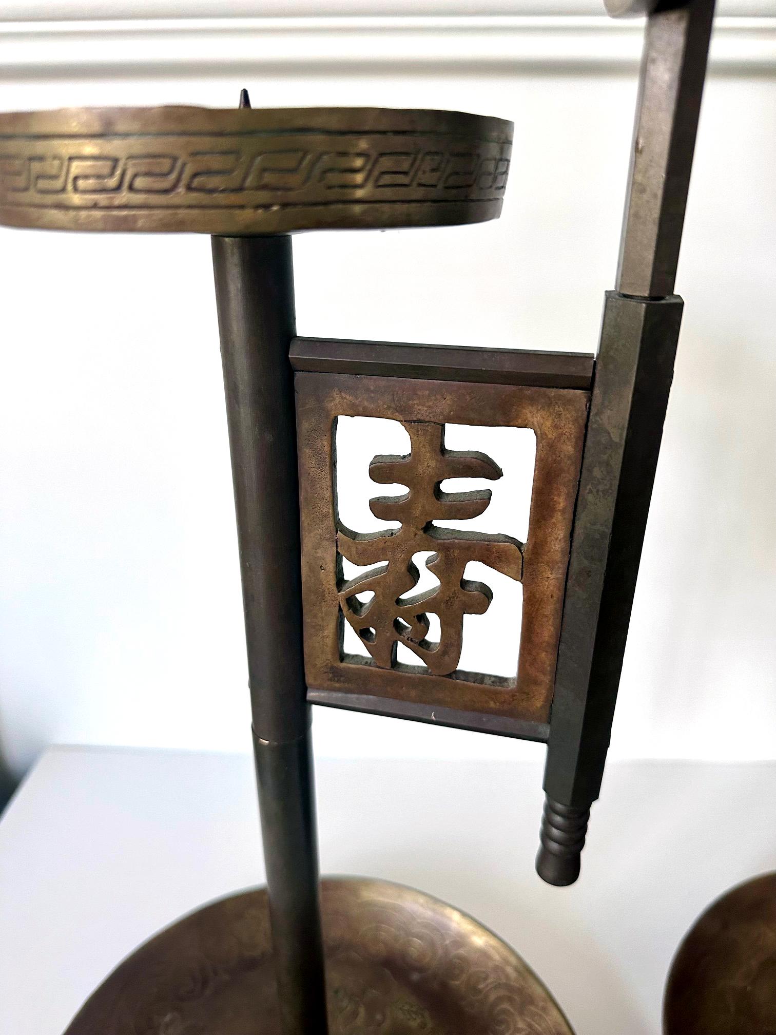 Coppia di candelabri coreani in ottone con scudi e tabacchiere Joseon in vendita 1