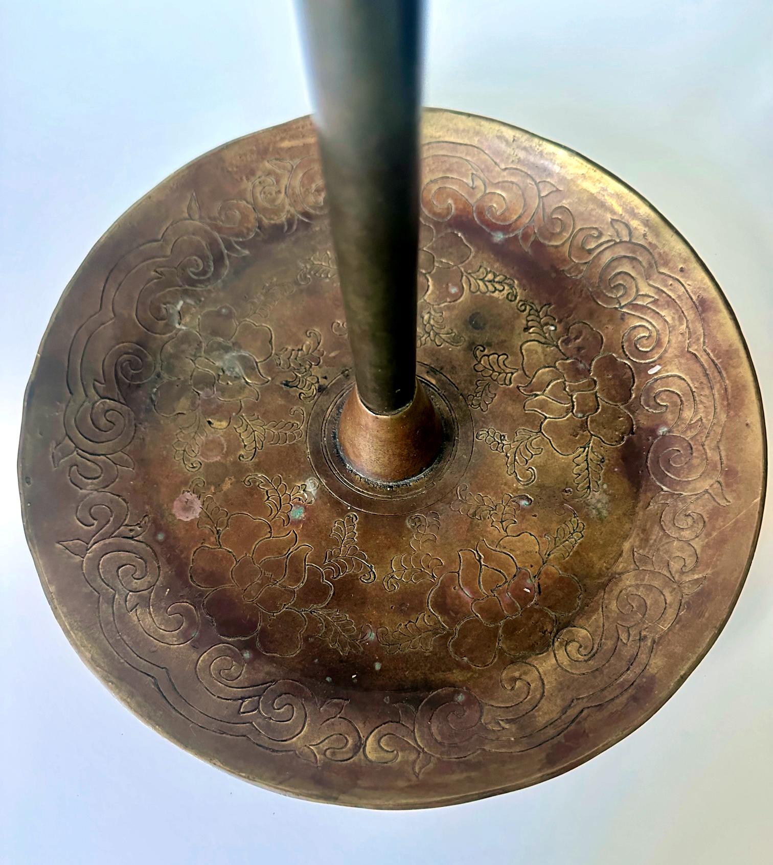 Coppia di candelabri coreani in ottone con scudi e tabacchiere Joseon in vendita 2