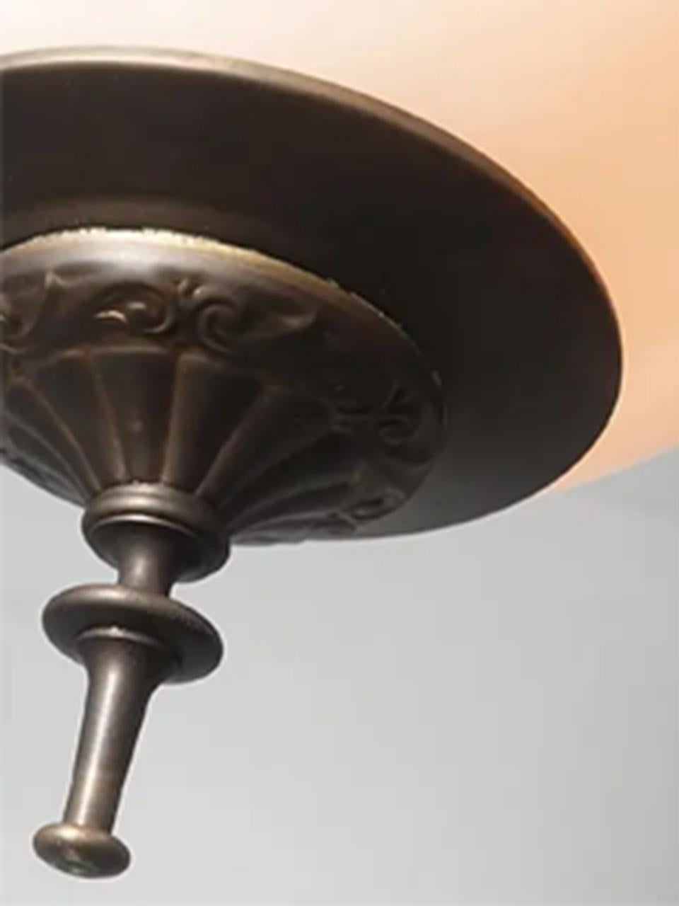 Abbiamo una coppia di pendenti molto eleganti. Il prezzo e l'elenco dei prodotti è di una coppia. Questa lampada ha uno dei globi in vetro lattiginoso più grandi che abbiamo mai offerto. Hanno una piacevole forma a ghianda con una profonda