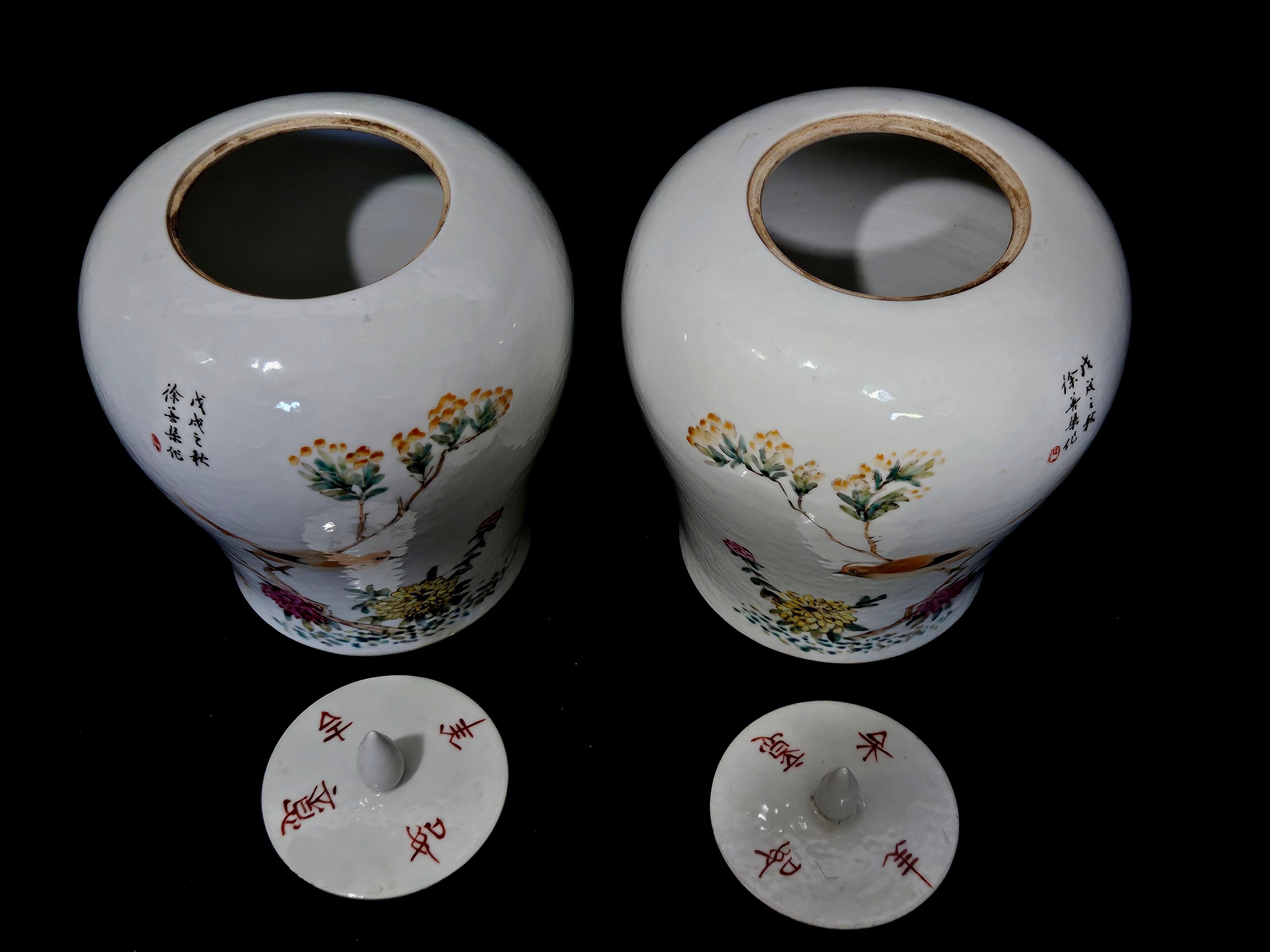 Passendes Paar chinesischer Famille-Rose-Porzellanvasen mit Deckel, vom Künstler signiert 1922 im Angebot 5