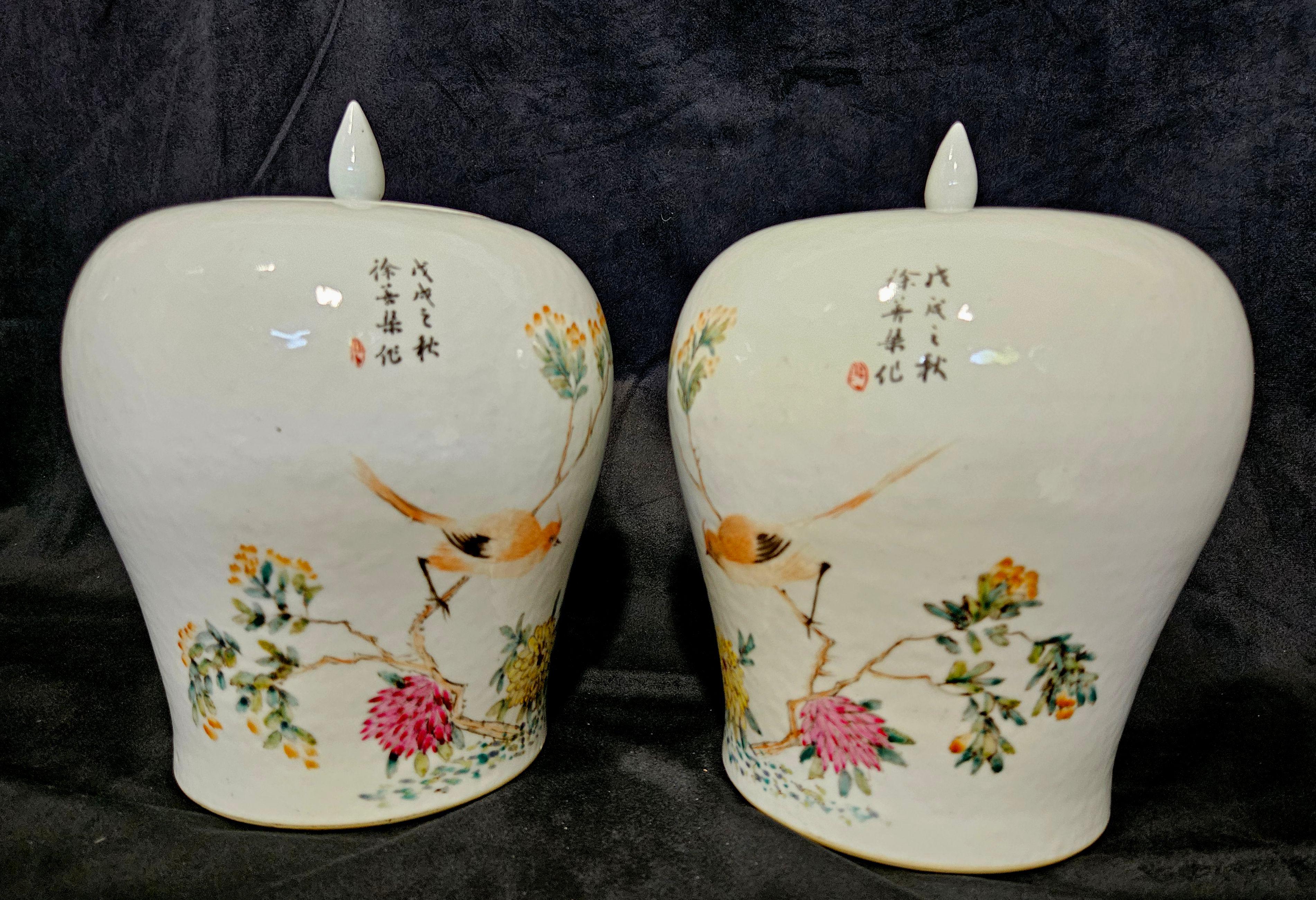 Passendes Paar chinesischer Famille-Rose-Porzellanvasen mit Deckel, vom Künstler signiert 1922 im Angebot 8
