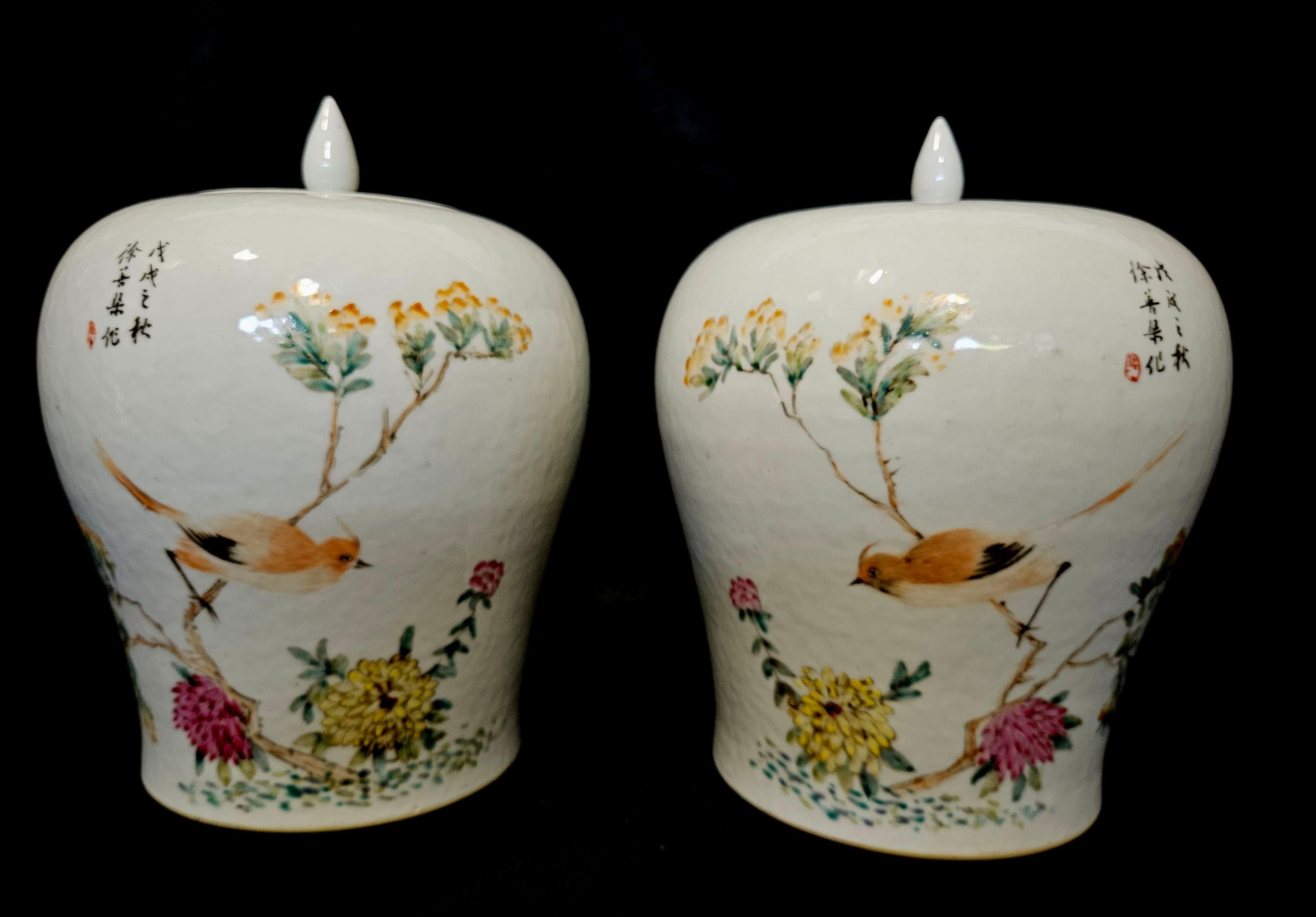 Passendes Paar Deckelvasen aus chinesischem Famille-Rose-Porzellan mit der Darstellung von Vögeln und Blumen mit Gedichten, die den schönen Frühling, einen windigen Tag mit singenden Vögeln, blühenden Blumen und das wunderbare natürliche Leben