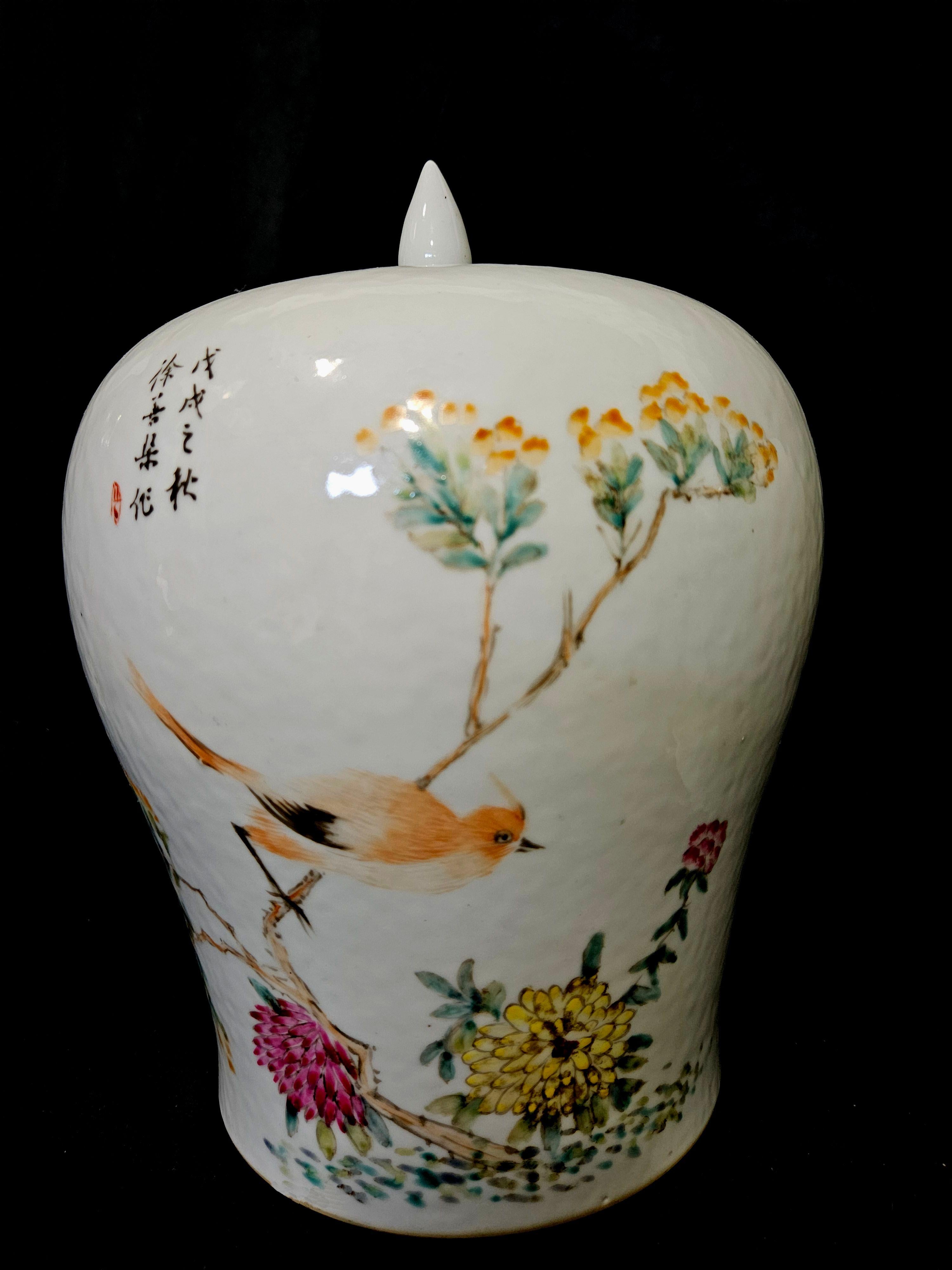 Passendes Paar chinesischer Famille-Rose-Porzellanvasen mit Deckel, vom Künstler signiert 1922 (Sonstiges) im Angebot