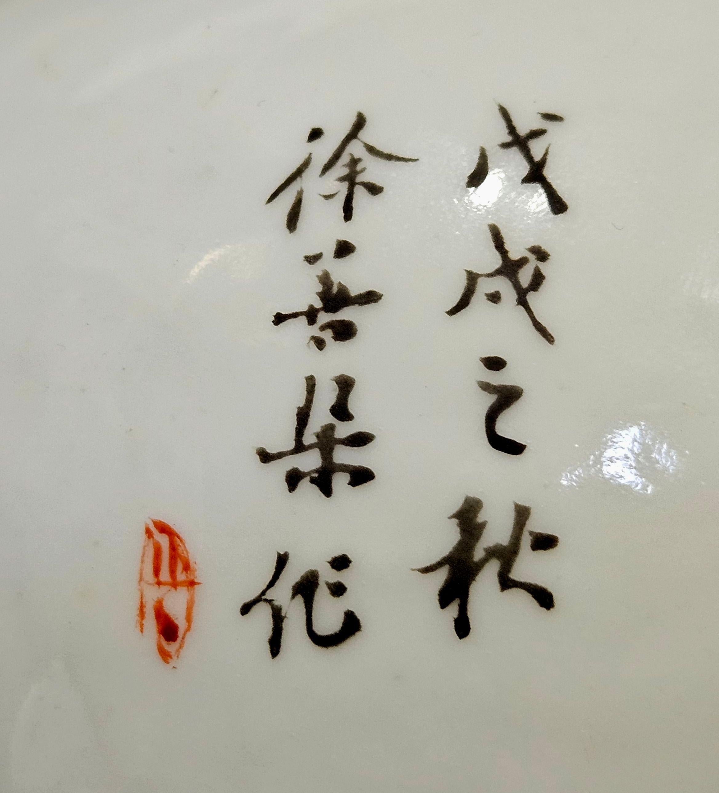 Passendes Paar chinesischer Famille-Rose-Porzellanvasen mit Deckel, vom Künstler signiert 1922 (Chinesisch) im Angebot