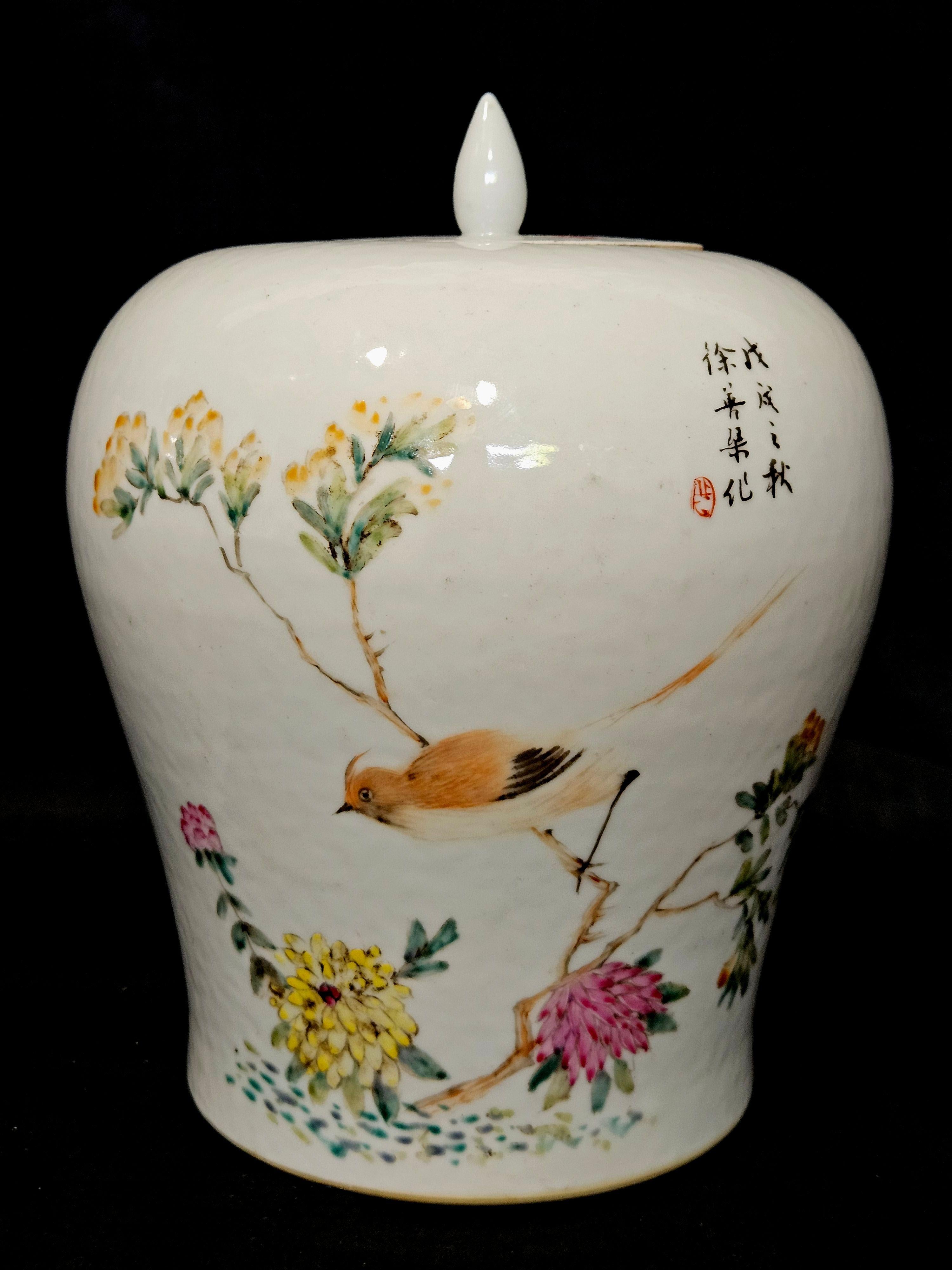 Passendes Paar chinesischer Famille-Rose-Porzellanvasen mit Deckel, vom Künstler signiert 1922 (Handbemalt) im Angebot