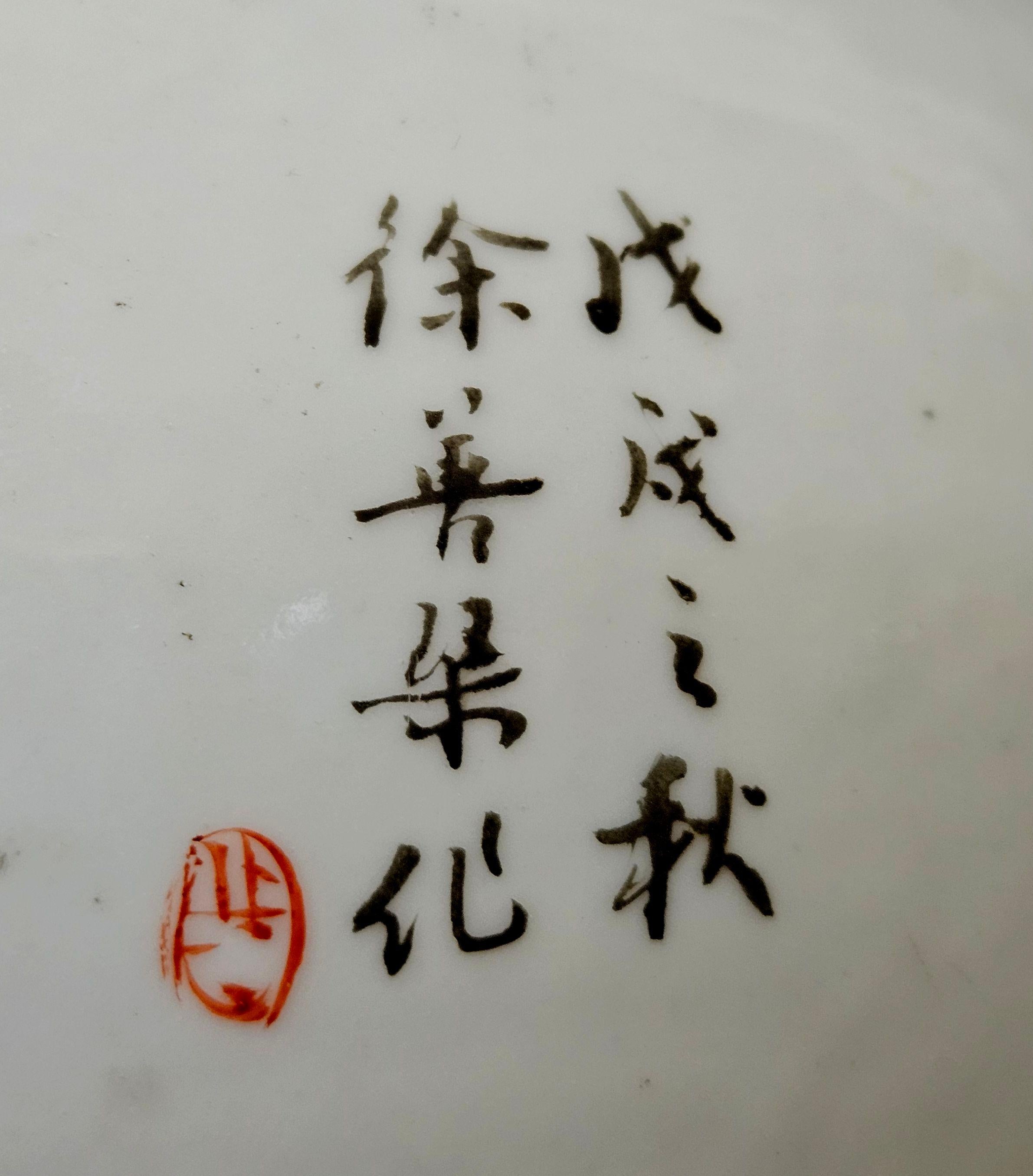 Passendes Paar chinesischer Famille-Rose-Porzellanvasen mit Deckel, vom Künstler signiert 1922 im Zustand „Gut“ im Angebot in Norton, MA