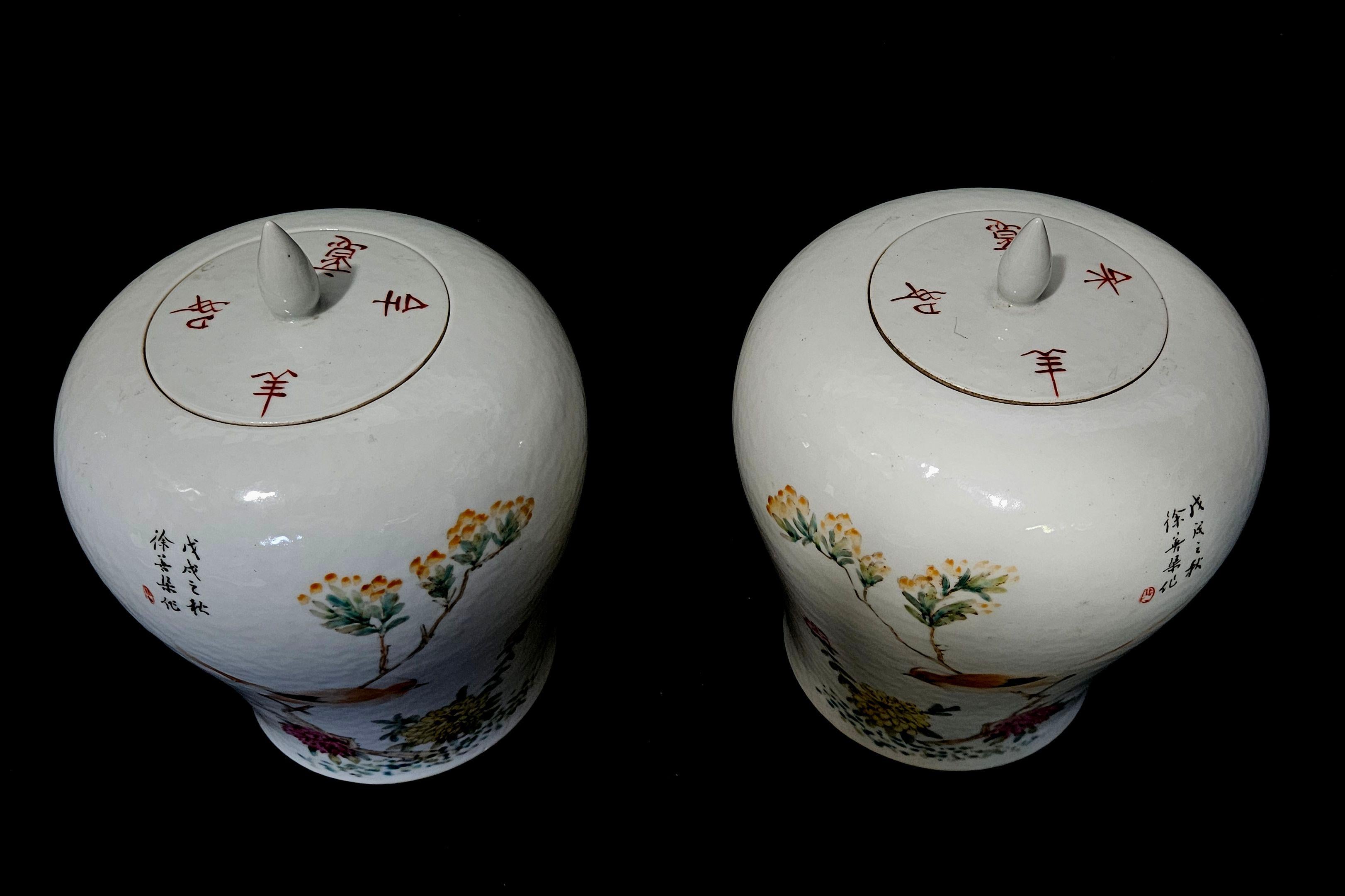 Passendes Paar chinesischer Famille-Rose-Porzellanvasen mit Deckel, vom Künstler signiert 1922 (20. Jahrhundert) im Angebot