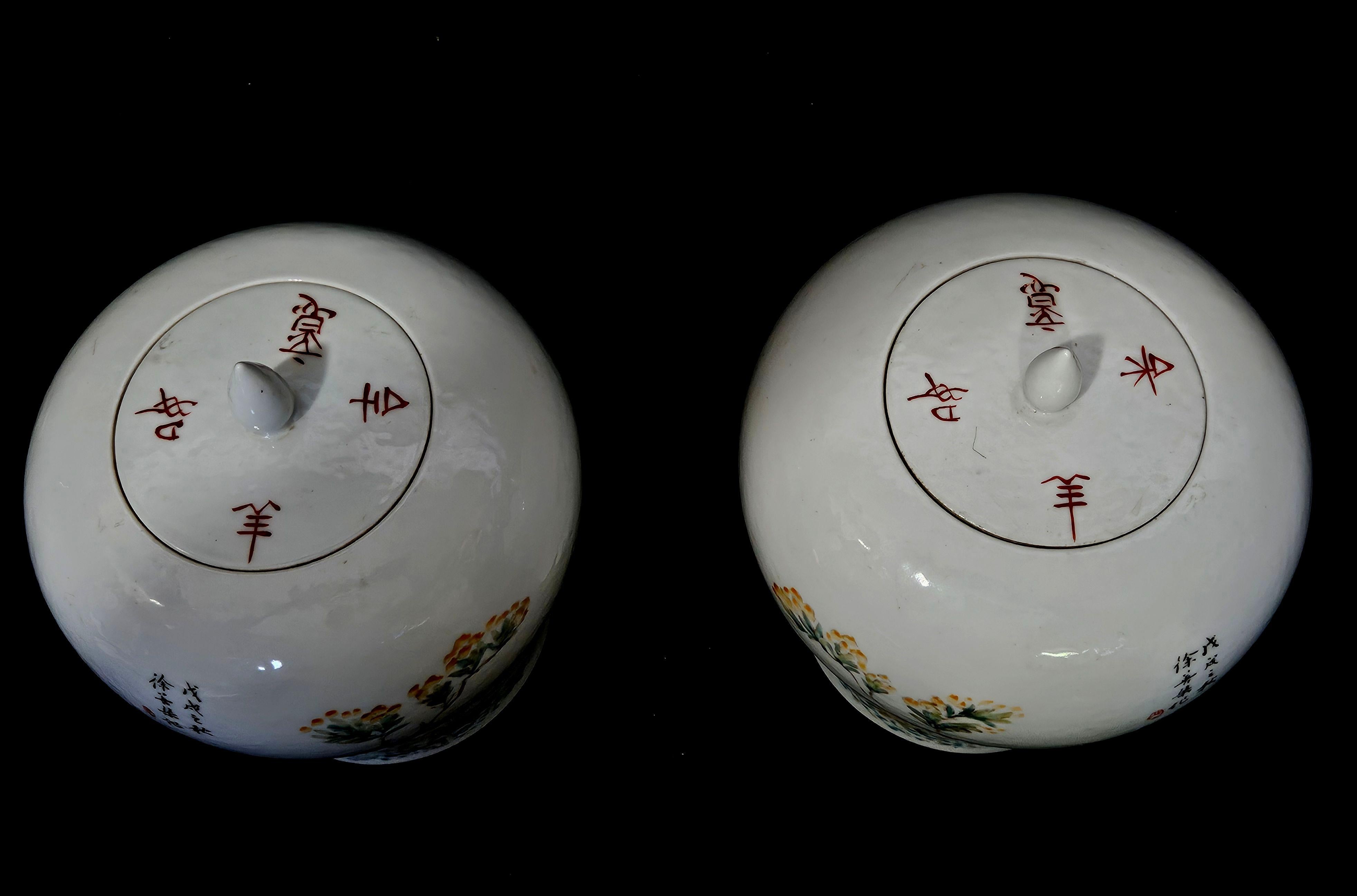 Passendes Paar chinesischer Famille-Rose-Porzellanvasen mit Deckel, vom Künstler signiert 1922 im Angebot 1