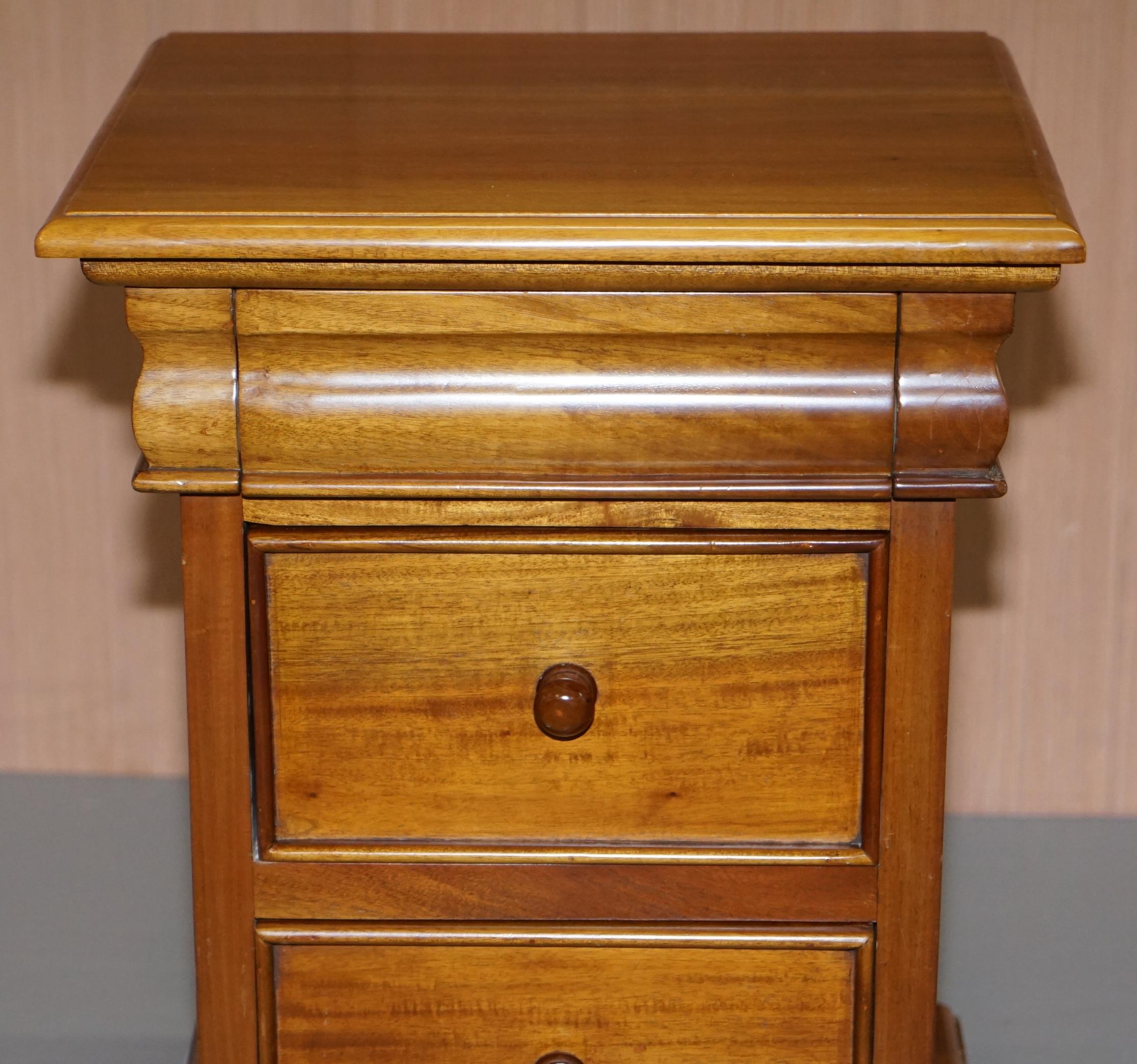 Matching Pair of Light Hardwood Bedside Table Chests of Drawers Part of a Suite For Sale 4
