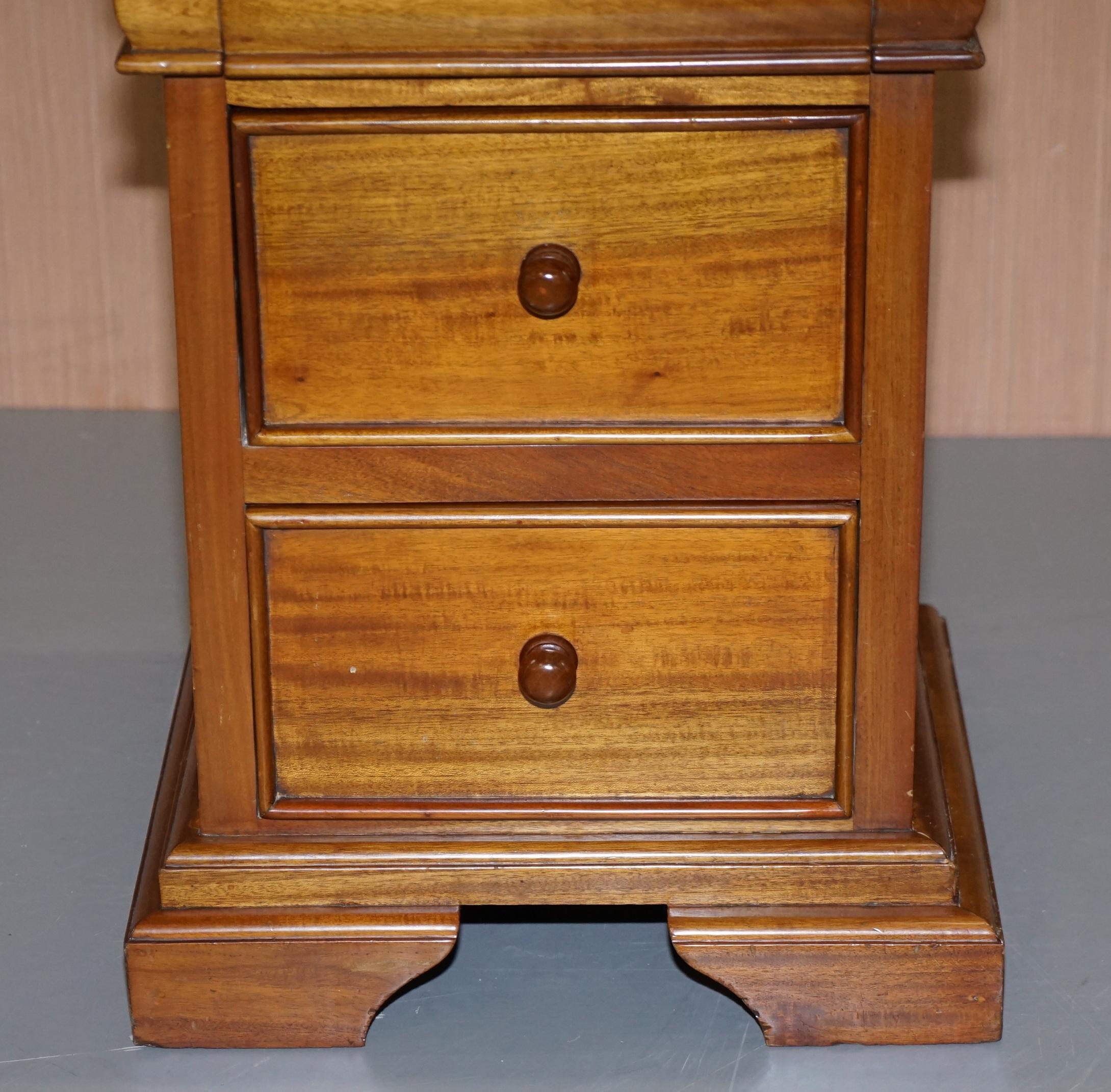Matching Pair of Light Hardwood Bedside Table Chests of Drawers Part of a Suite For Sale 5
