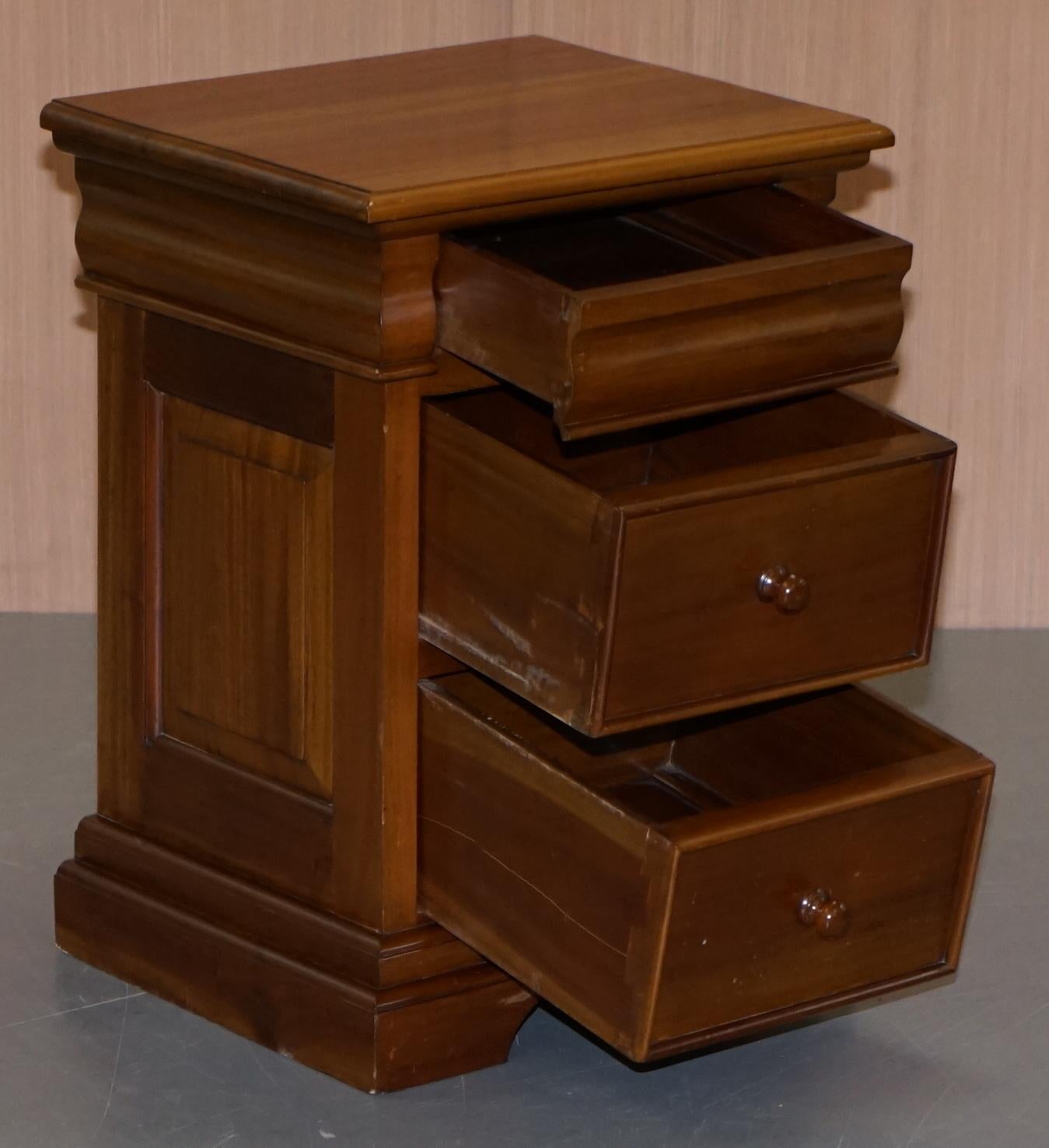 Matching Pair of Light Hardwood Bedside Table Chests of Drawers Part of a Suite For Sale 8