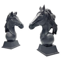 Paire assortie de bustes de chevaux en métal, milieu du 20ème siècle 