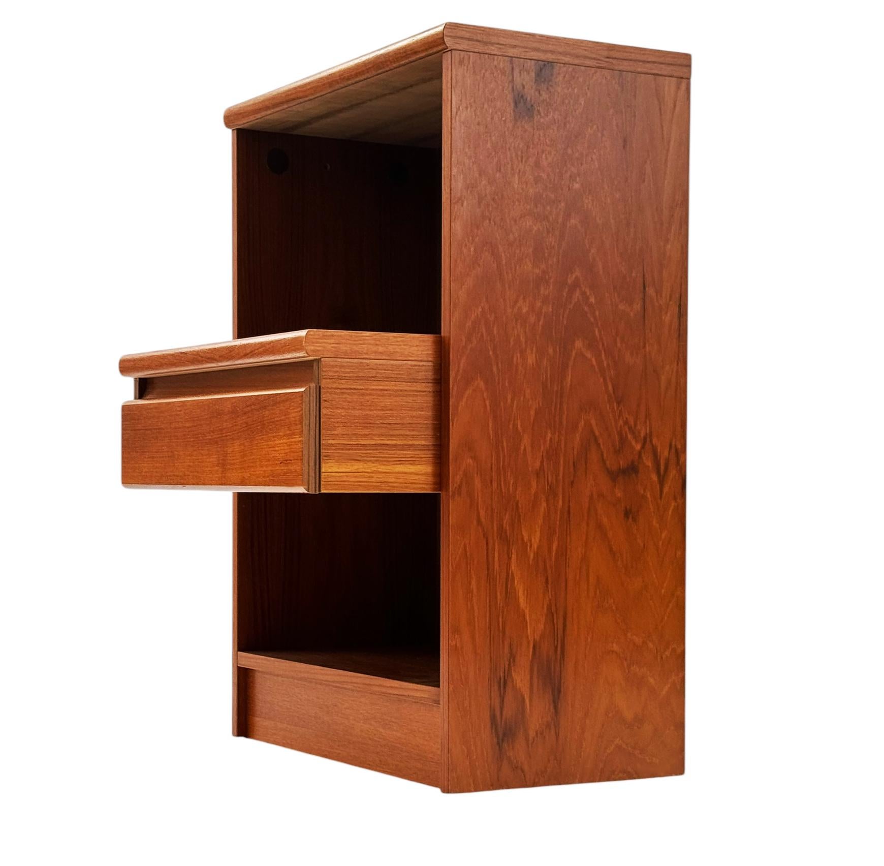 Ein Paar dänische moderne Nachttische oder Beistelltische aus Teakholz aus der Mitte des Jahrhunderts (Skandinavische Moderne) im Angebot