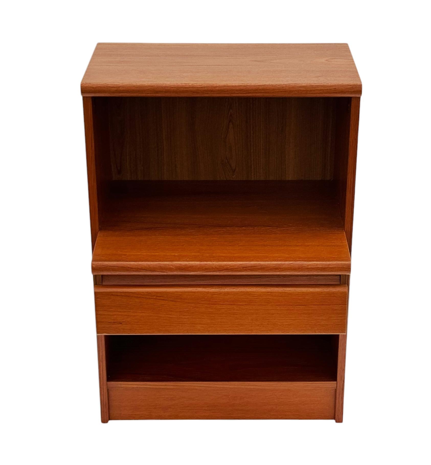 Ein Paar dänische moderne Nachttische oder Beistelltische aus Teakholz aus der Mitte des Jahrhunderts (Dänisch) im Angebot