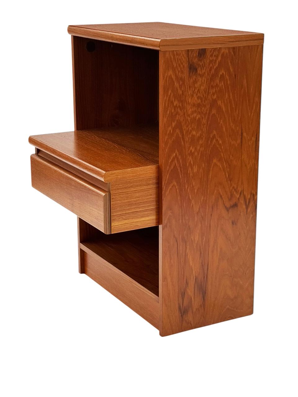 Ein Paar dänische moderne Nachttische oder Beistelltische aus Teakholz aus der Mitte des Jahrhunderts (Holz) im Angebot