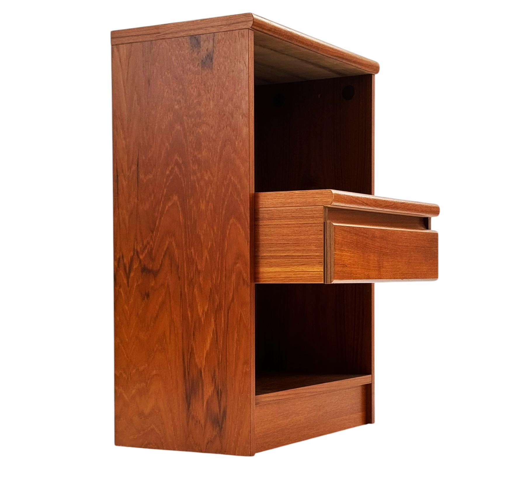 Ein Paar dänische moderne Nachttische oder Beistelltische aus Teakholz aus der Mitte des Jahrhunderts im Angebot 2