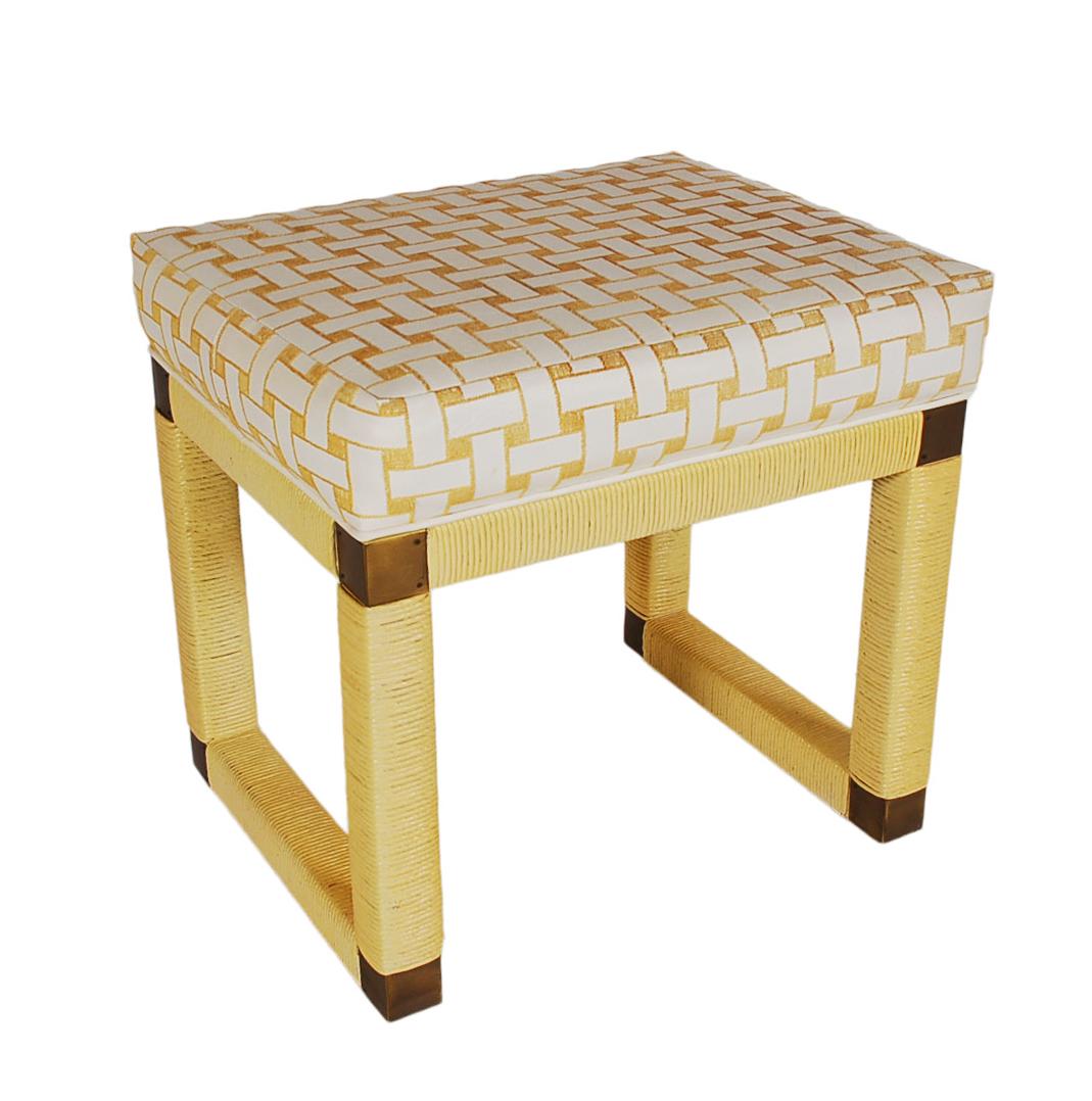 Une paire de bancs d'allure classique tout droit sortie des années 1970. Ils présentent des cadres en bois de rotin jaune, des sièges rembourrés et des accents en laiton. Le prix comprend la paire.
