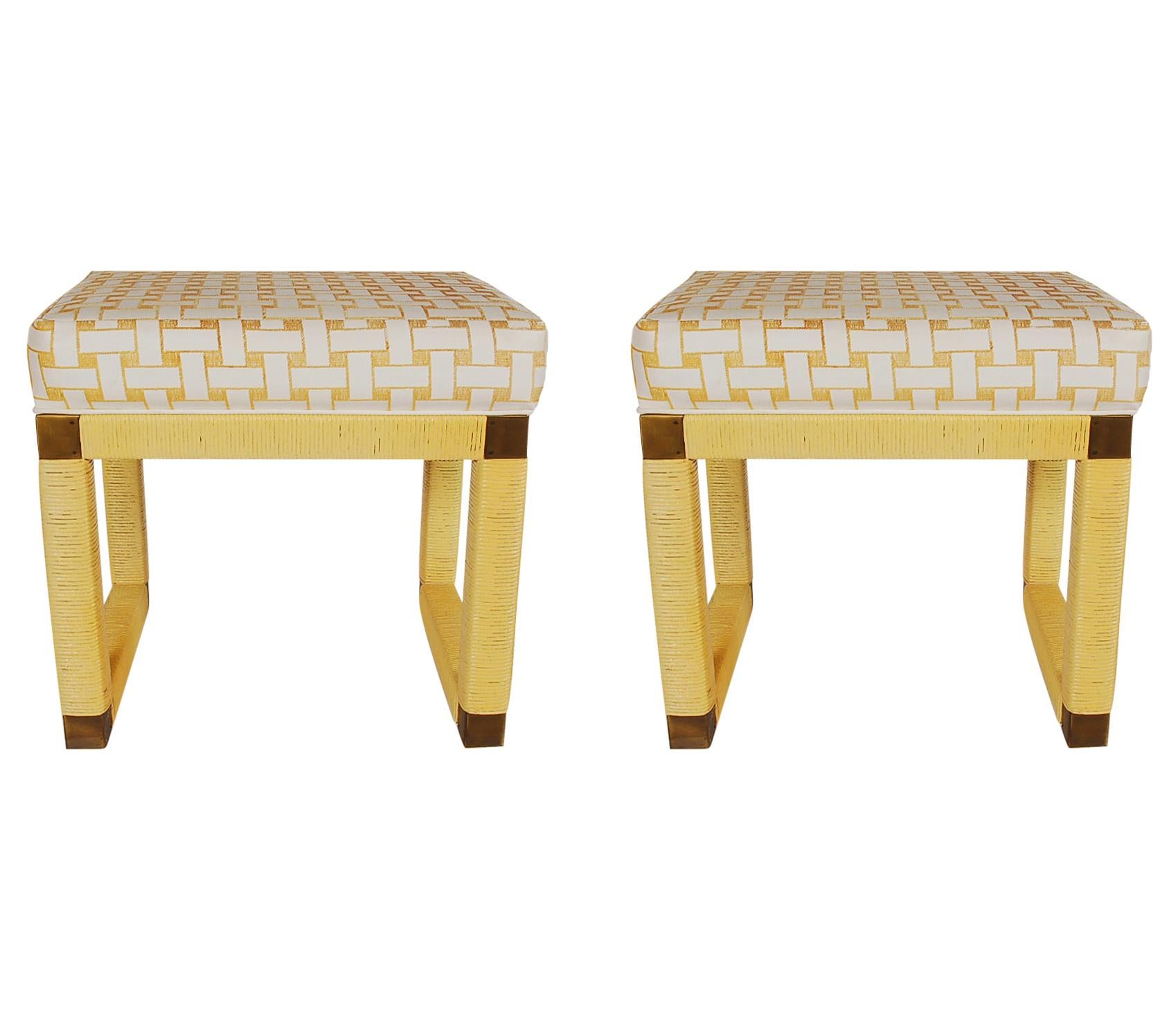 Américain Ensemble assorti de bancs en rotin jaune et laiton de style Hollywood Regency du milieu du siècle dernier en vente