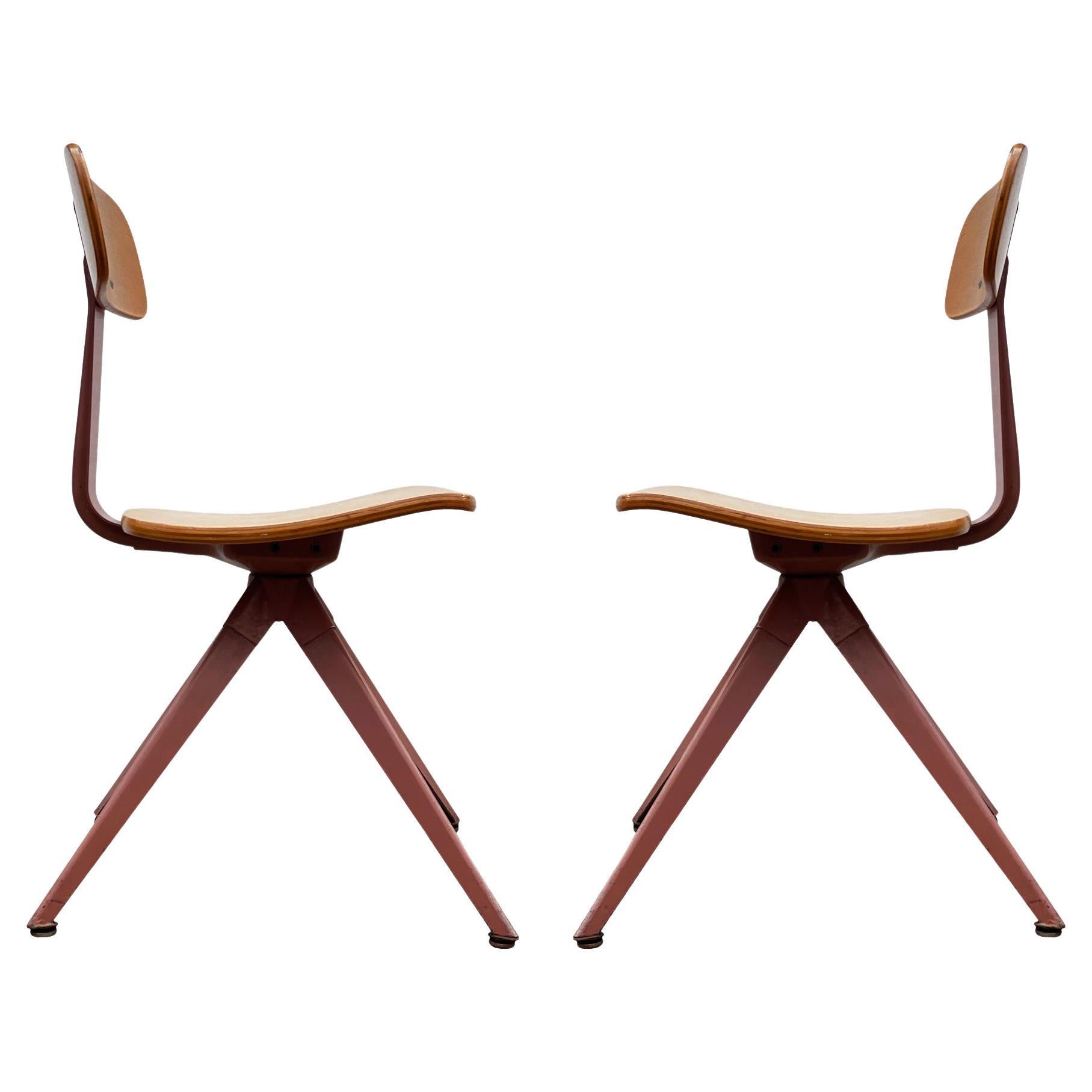 Paire assortie de chaises d'appoint en acier et bois courbé de style industriel et moderne du milieu du siècle dernier
