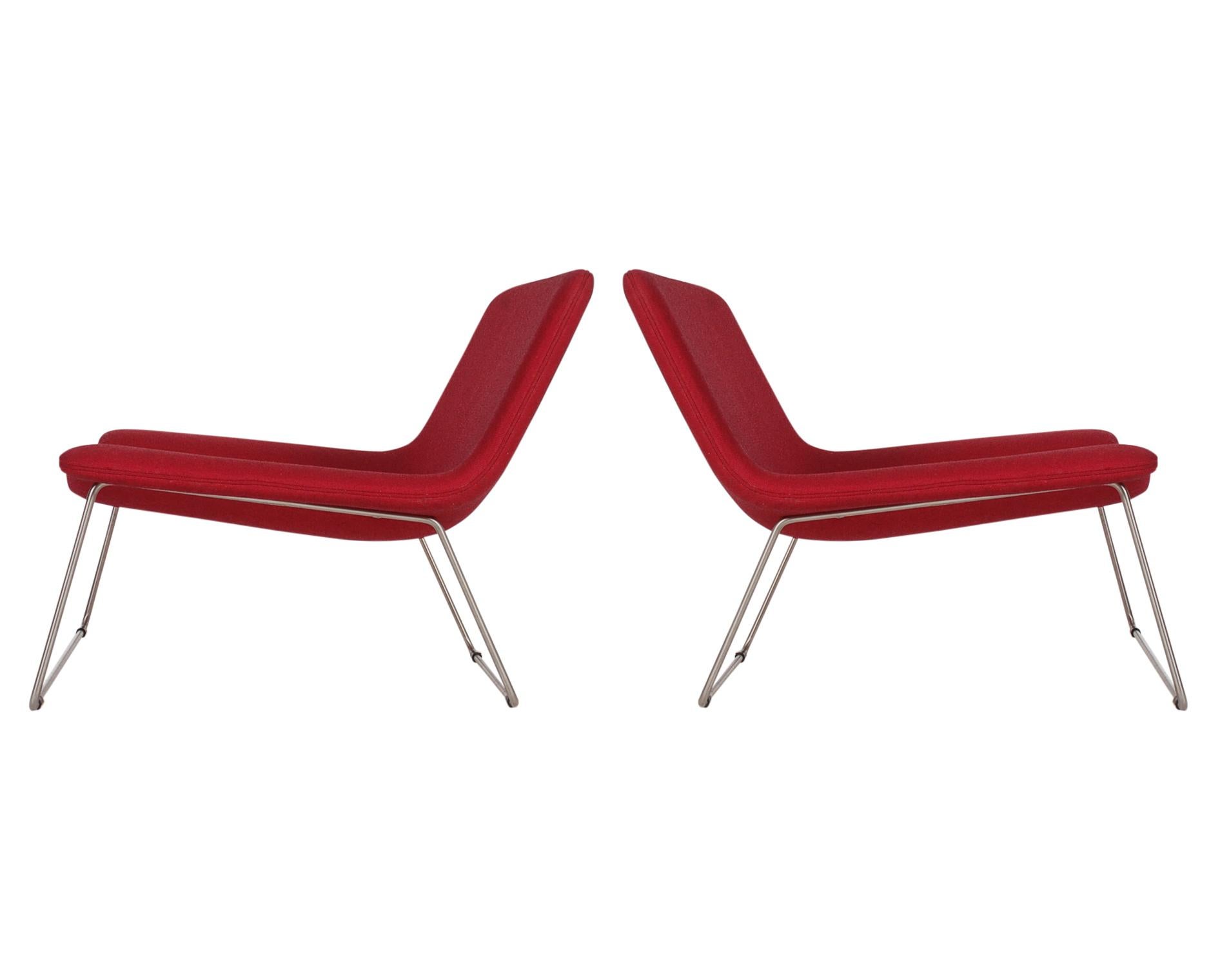 Acciaio Coppia di sedie da salotto rosse postmoderne italiane del Medio Evo di Cappellini in vendita